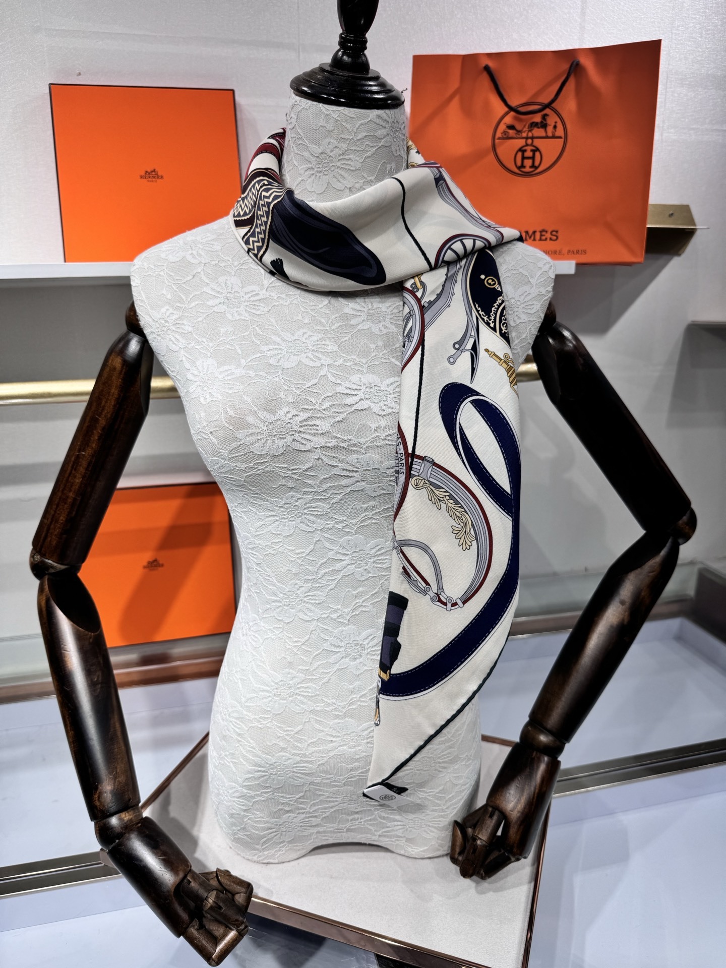 💟2025年春款收藏级别Hermes90*90丝巾尊贵之轮分享宝子们,今天给大家种草爱马仕90丝巾“尊贵