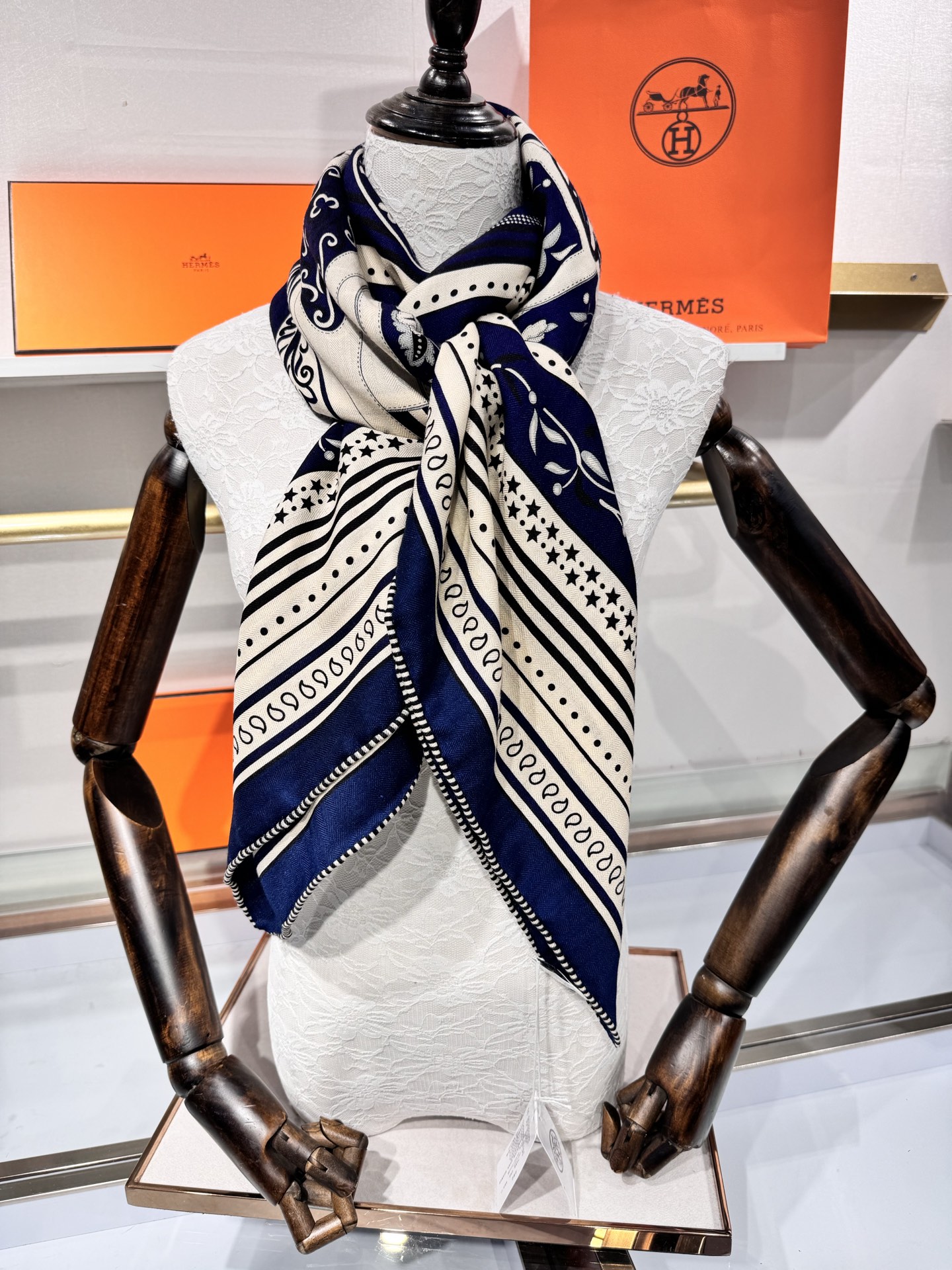 💟2025年秋冬抢先 上新💞【双面同色丝毛方巾】手工卷边山羊绒和真丝混纺披肩（70%山羊绒，30%桑蚕丝