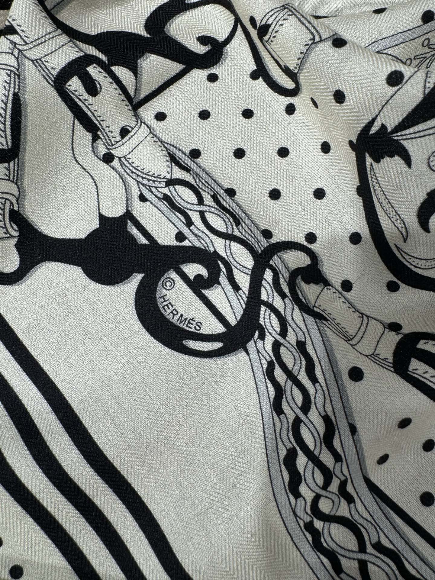 💟2025年H家秋冬抢先 上新 亚马逊的庆典💞【双面同色丝毛方巾】手工卷边山羊绒和真丝混纺披肩（70%山