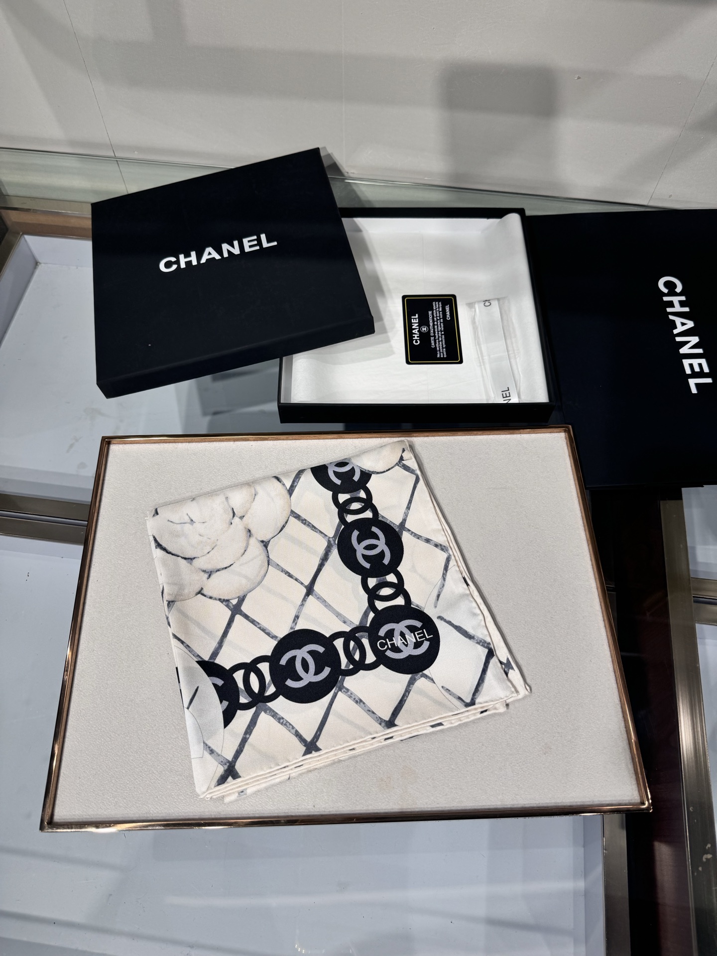 💟Chanel  越做越高级 山茶花经典爆款 手工坊系列 
高定版——18姆双面同色 斜纹真丝 
90*