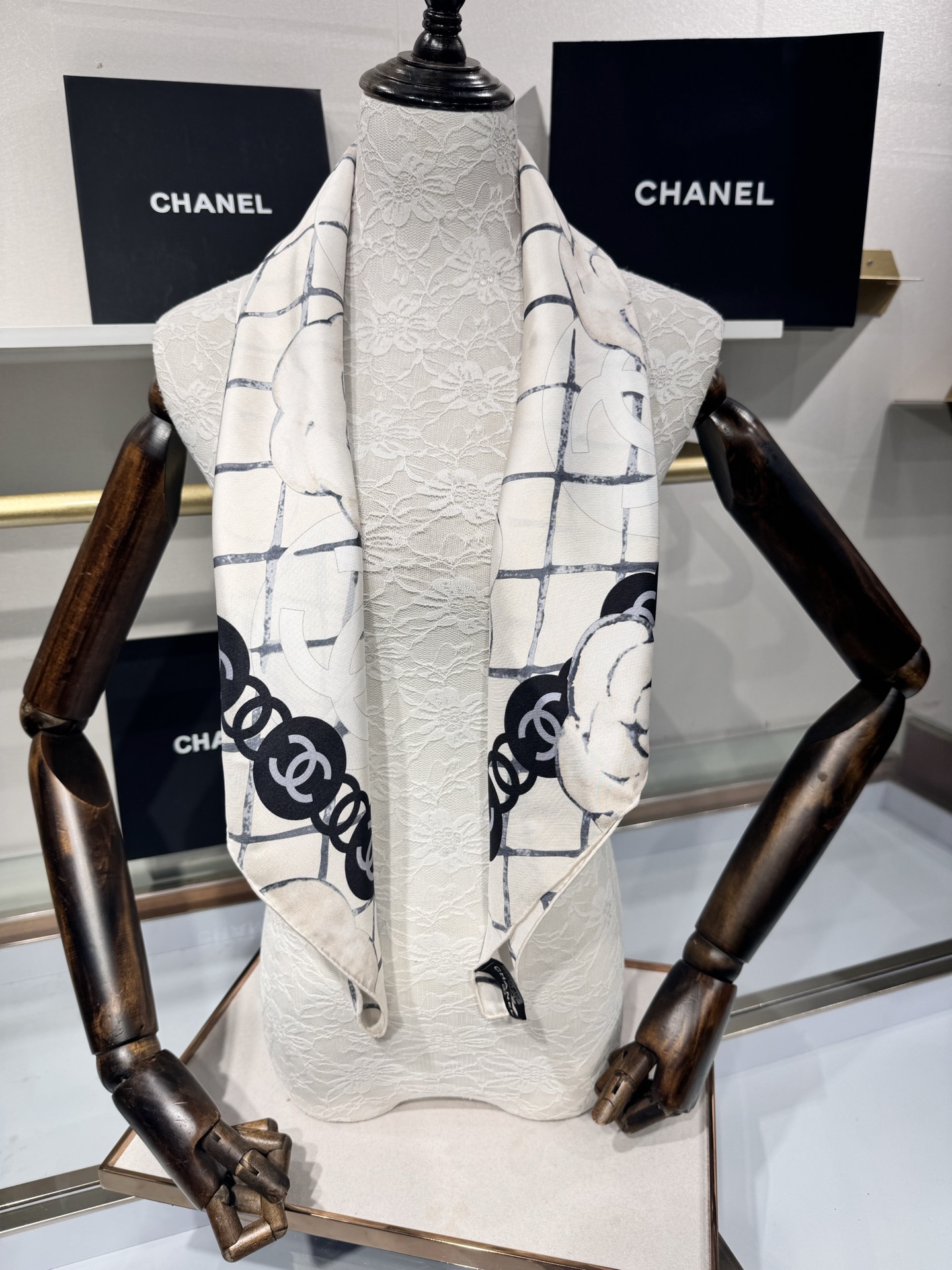 💟Chanel  越做越高级 山茶花经典爆款 手工坊系列 
高定版——18姆双面同色 斜纹真丝 
90*