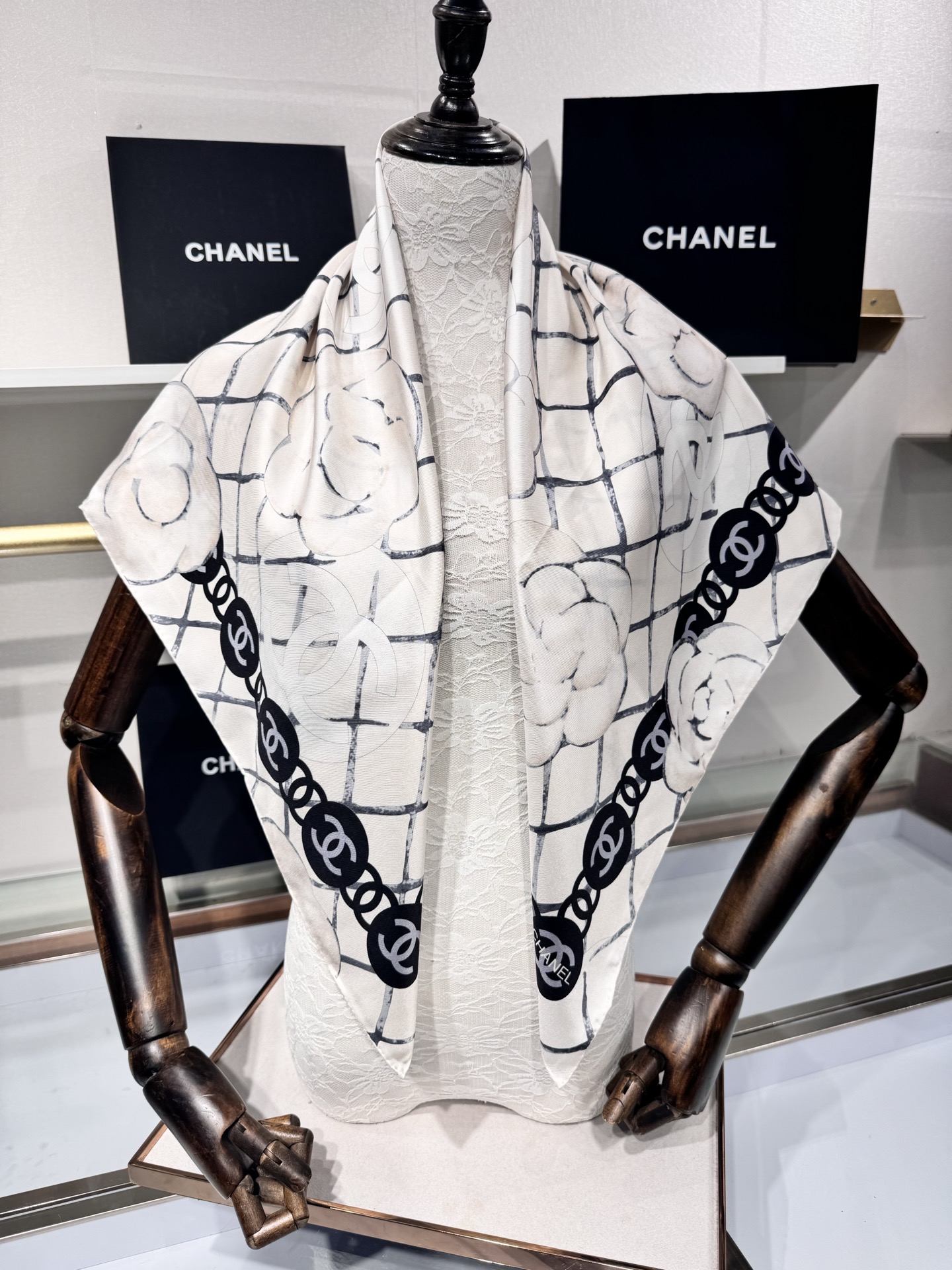 💟Chanel  越做越高级 山茶花经典爆款 手工坊系列 
高定版——18姆双面同色 斜纹真丝 
90*