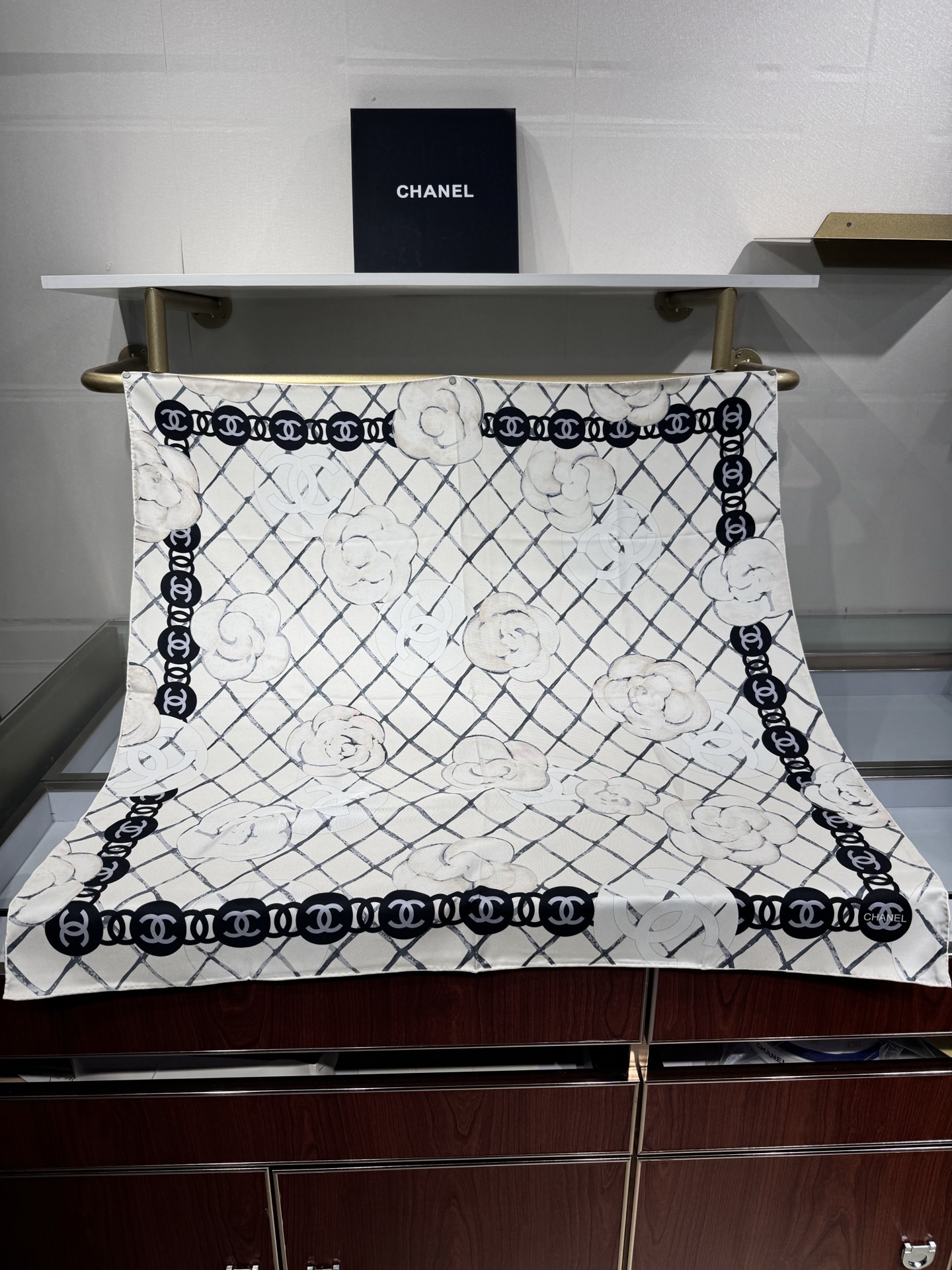 💟Chanel  越做越高级 山茶花经典爆款 手工坊系列 
高定版——18姆双面同色 斜纹真丝 
90*