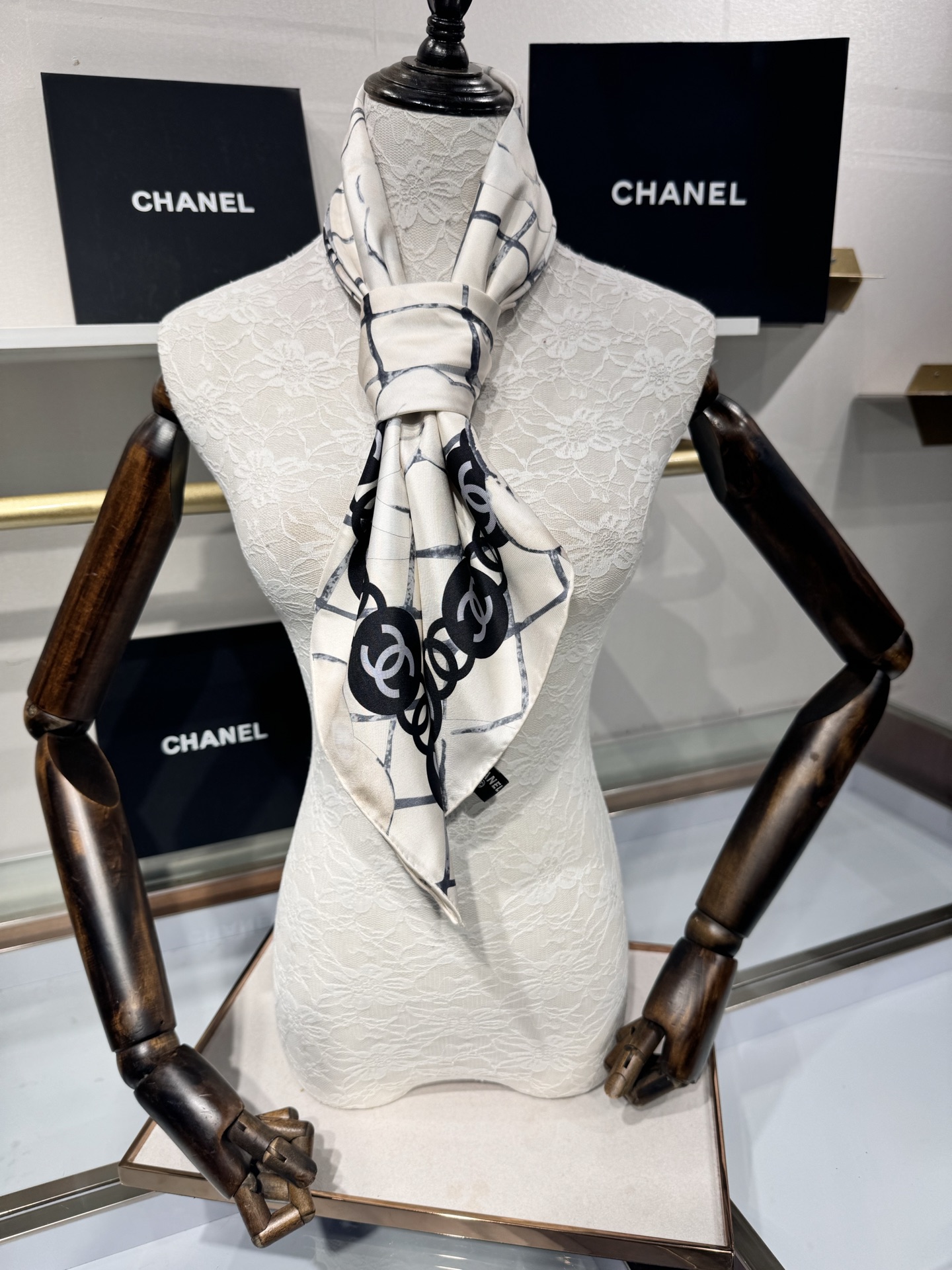 💟Chanel  越做越高级 山茶花经典爆款 手工坊系列 
高定版——18姆双面同色 斜纹真丝 
90*