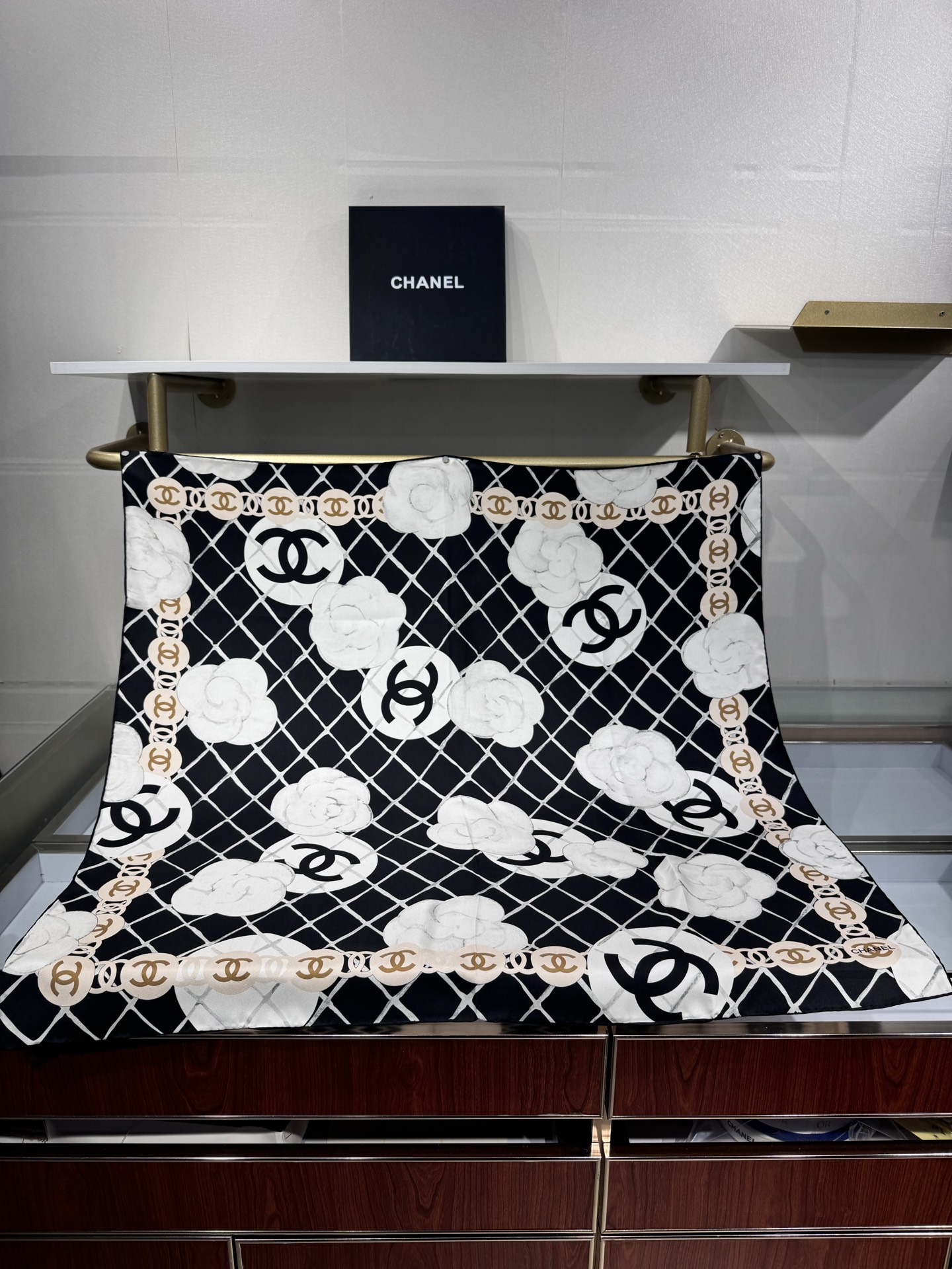 💟Chanel  越做越高级 山茶花经典爆款 手工坊系列 
高定版——18姆米双面同色 斜纹真丝 
90