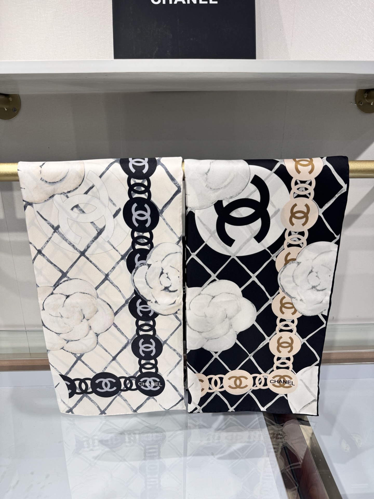 💟Chanel  越做越高级 山茶花经典爆款 手工坊系列 
高定版——18姆米双面同色 斜纹真丝 
90