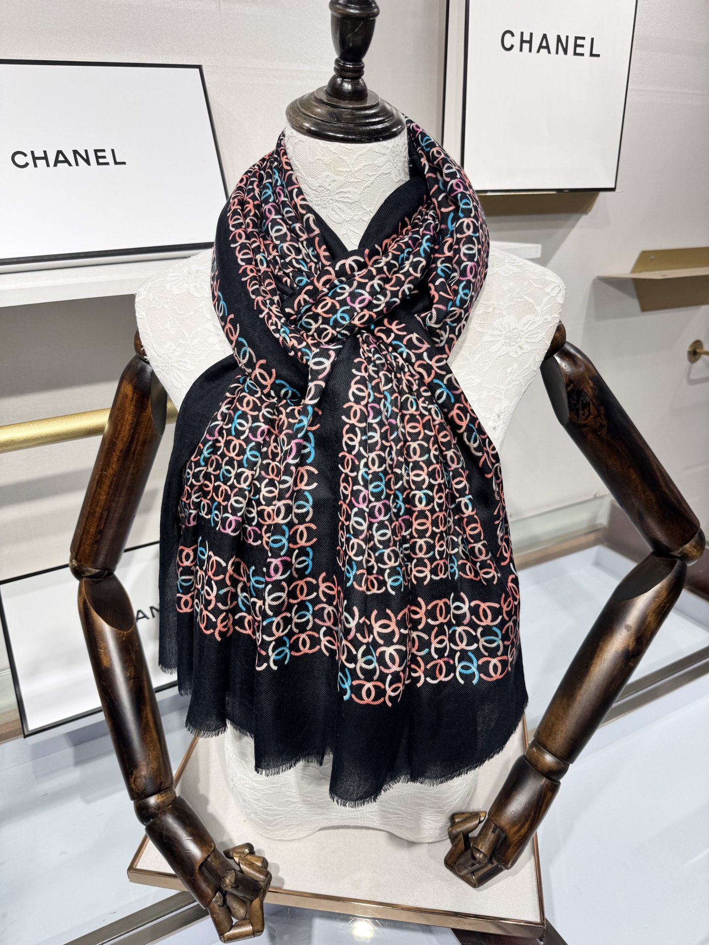 💟2025年秋冬新款 💟CHANEL香奈儿经典元素设计优雅大方，绕在颈间超级完美💋💋简直人间的尤物😍 专