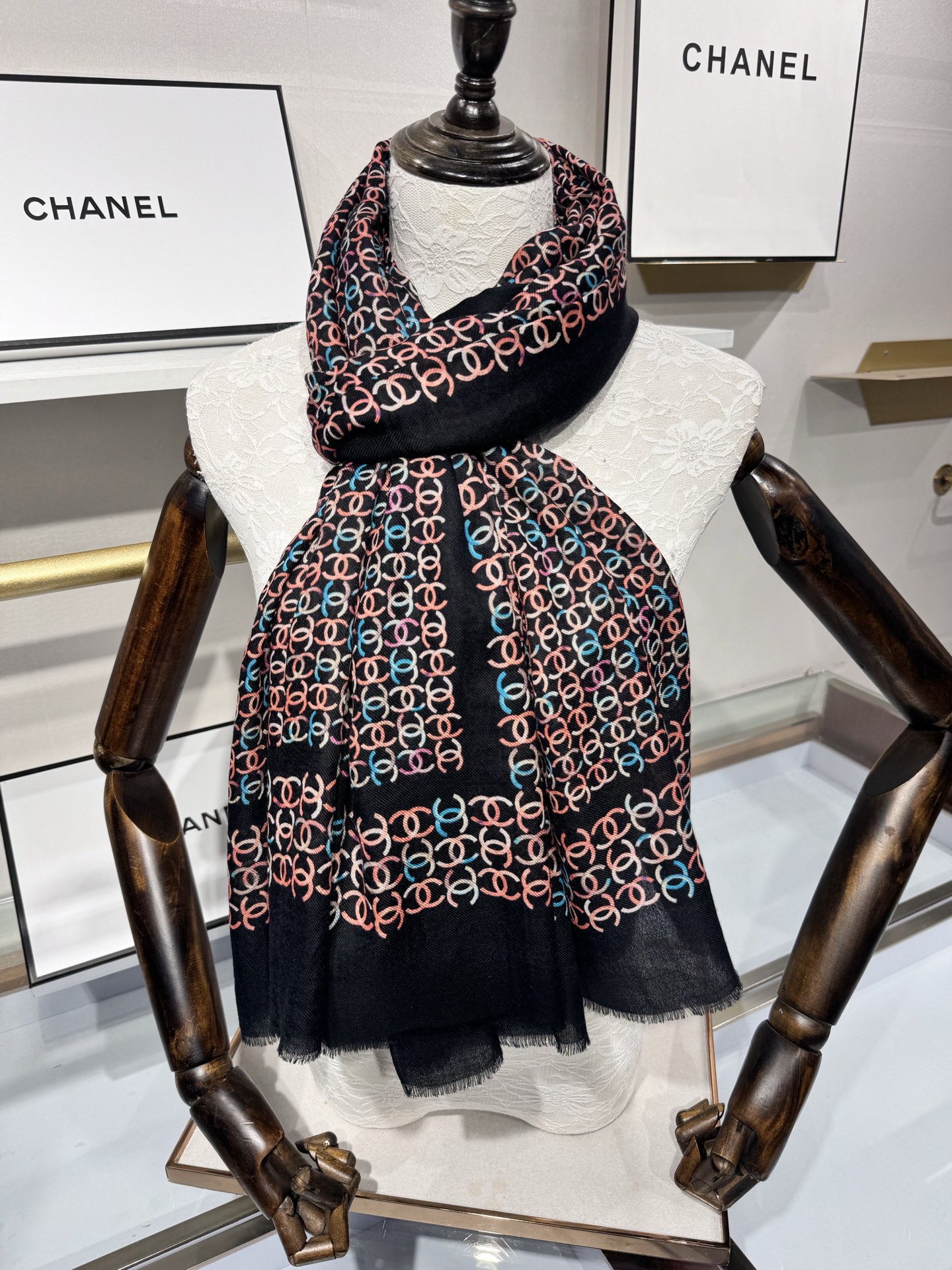 💟2025年秋冬新款 💟CHANEL香奈儿经典元素设计优雅大方，绕在颈间超级完美💋💋简直人间的尤物😍 专