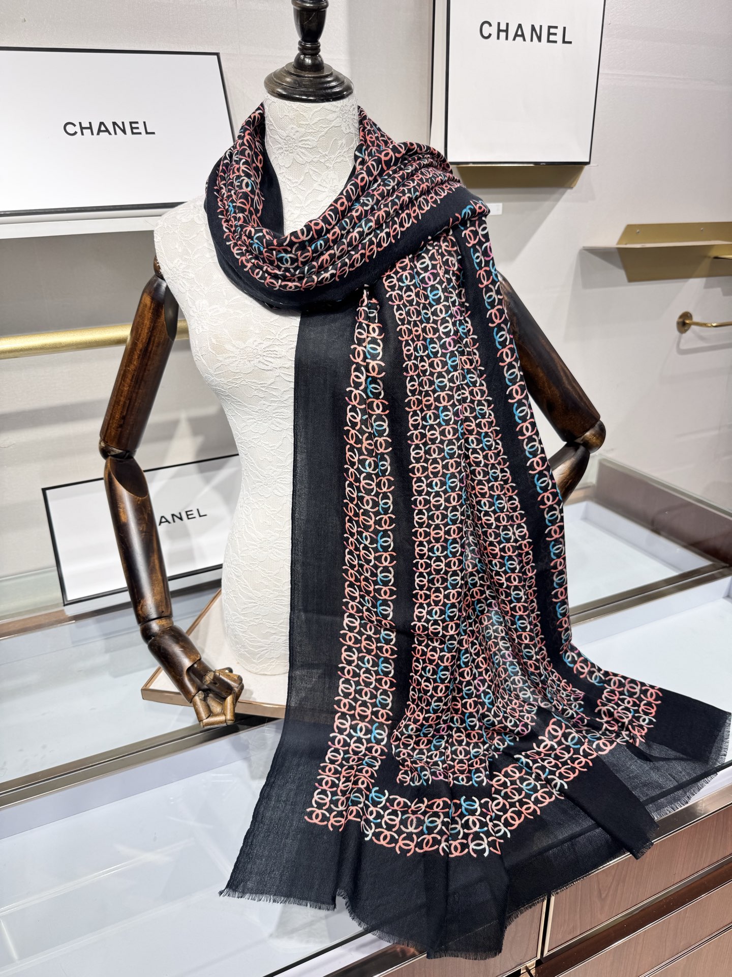 💟2025年秋冬新款 💟CHANEL香奈儿经典元素设计优雅大方，绕在颈间超级完美💋💋简直人间的尤物😍 专