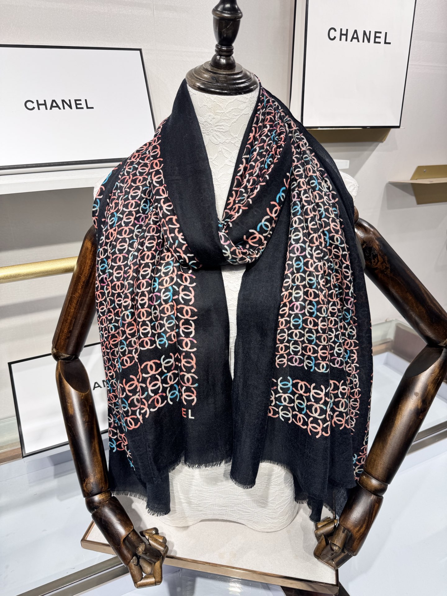 💟2025年秋冬新款 💟CHANEL香奈儿经典元素设计优雅大方，绕在颈间超级完美💋💋简直人间的尤物😍 专