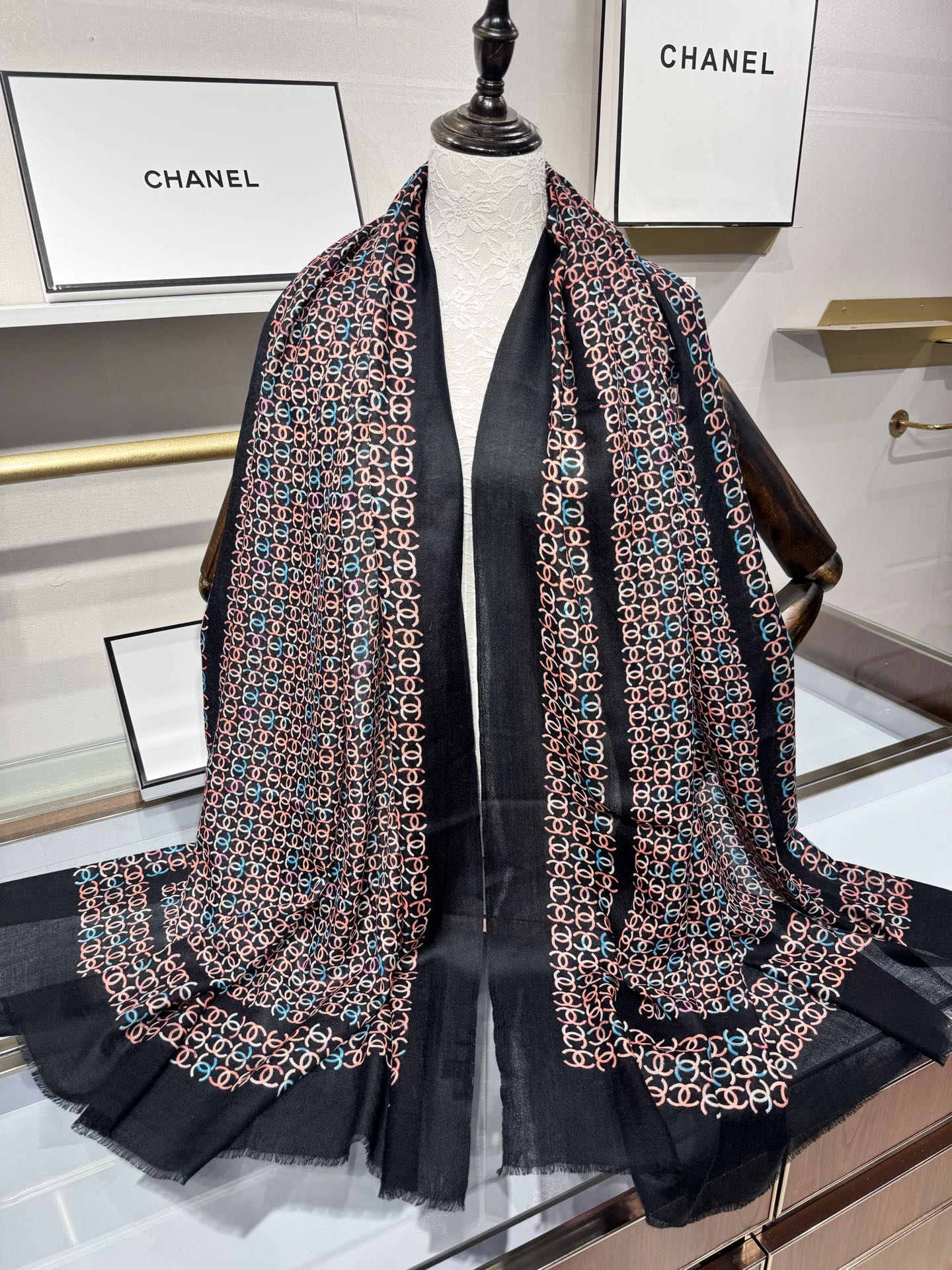 💟2025年秋冬新款 💟CHANEL香奈儿经典元素设计优雅大方，绕在颈间超级完美💋💋简直人间的尤物😍 专