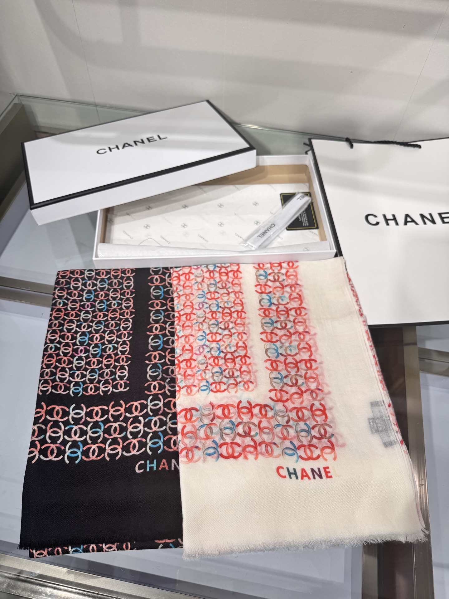 💟2025年秋冬新款 💟CHANEL香奈儿经典元素设计优雅大方，绕在颈间超级完美💋💋简直人间的尤物😍 专