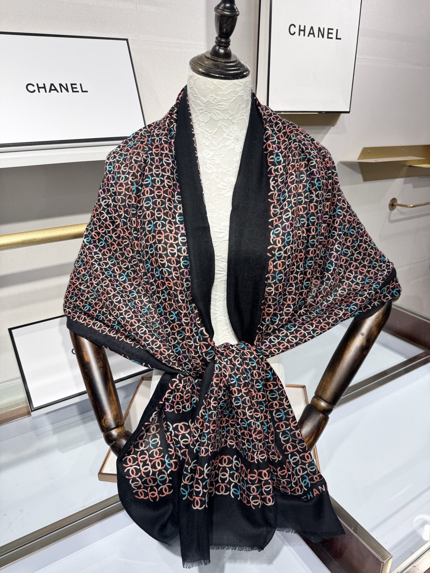 💟2025年秋冬新款 💟CHANEL香奈儿经典元素设计优雅大方，绕在颈间超级完美💋💋简直人间的尤物😍 专