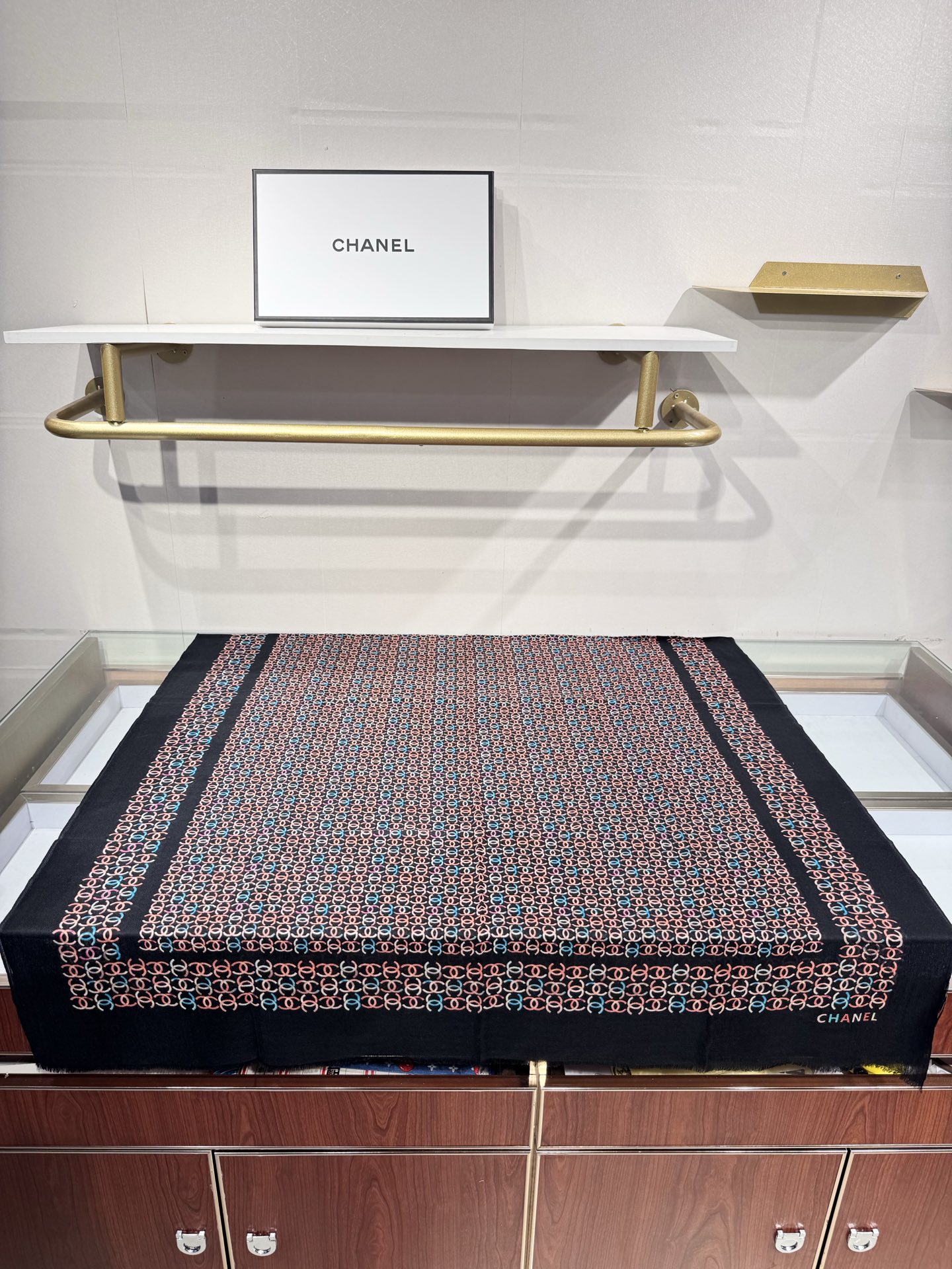 💟2025年秋冬新款 💟CHANEL香奈儿经典元素设计优雅大方，绕在颈间超级完美💋💋简直人间的尤物😍 专