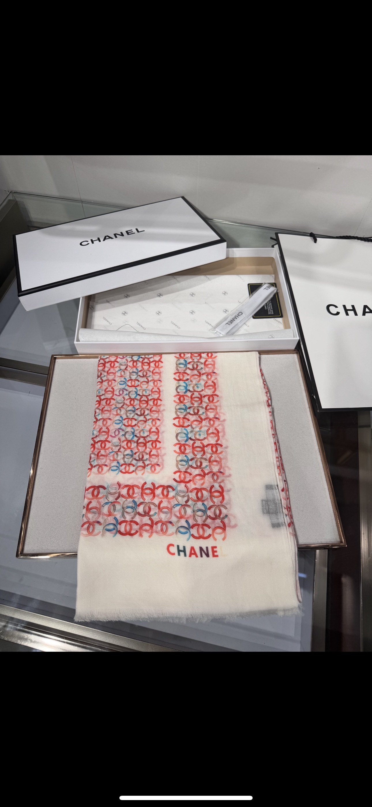 💟2025年秋冬新款 💟CHANEL香奈儿经典元素设计优雅大方，绕在颈间超级完美💋💋简直人间的尤物😍 专