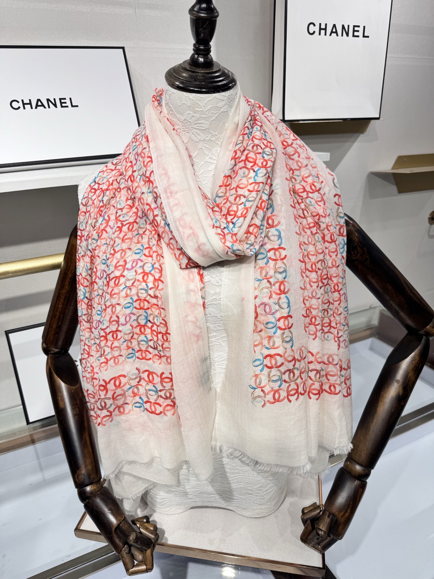 💟2025年秋冬新款 💟CHANEL香奈儿经典元素设计优雅大方，绕在颈间超级完美💋💋简直人间的尤物😍 专