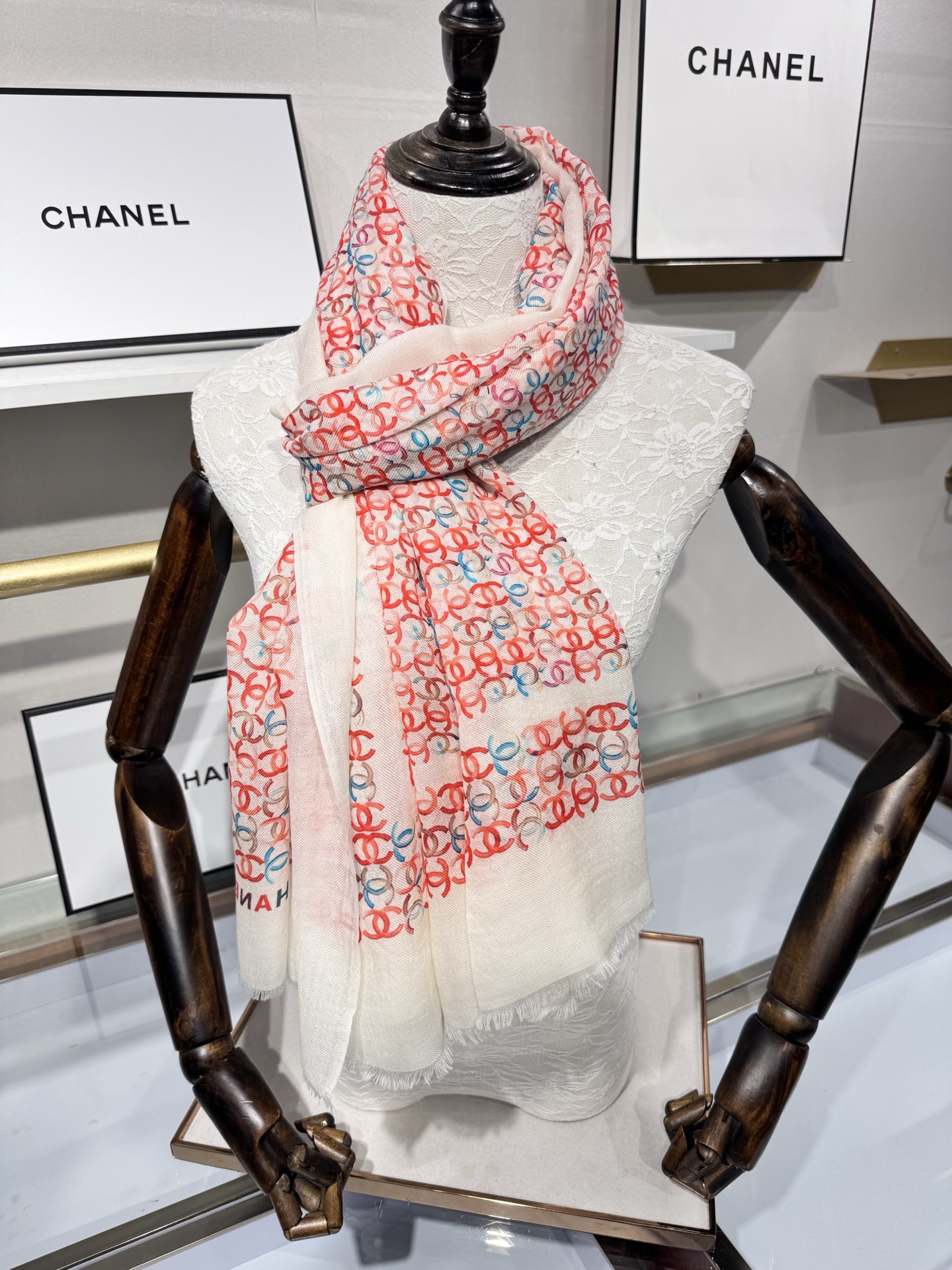 💟2025年秋冬新款 💟CHANEL香奈儿经典元素设计优雅大方，绕在颈间超级完美💋💋简直人间的尤物😍 专