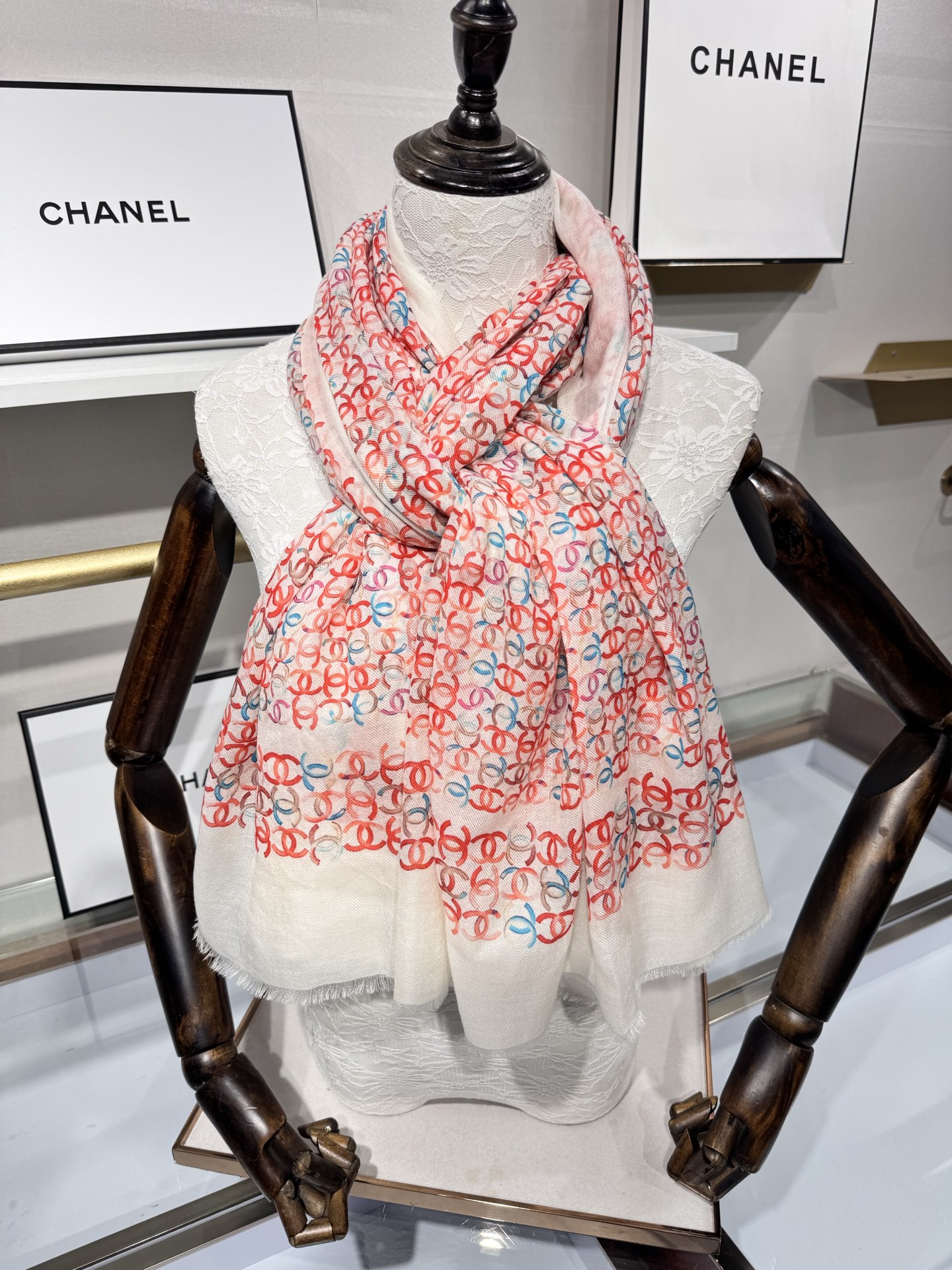 💟2025年秋冬新款 💟CHANEL香奈儿经典元素设计优雅大方，绕在颈间超级完美💋💋简直人间的尤物😍 专