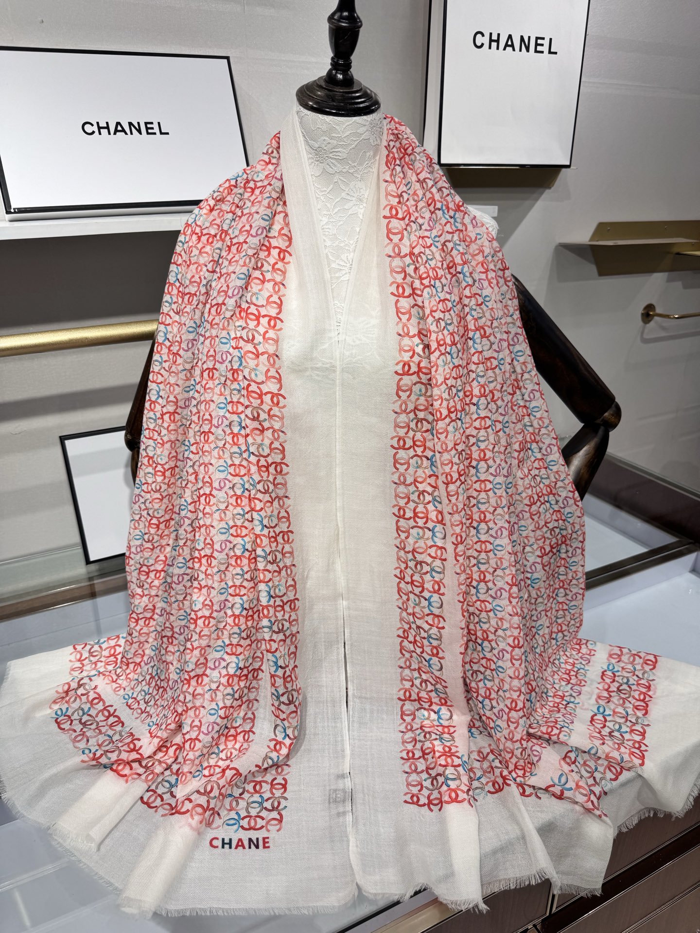 💟2025年秋冬新款 💟CHANEL香奈儿经典元素设计优雅大方，绕在颈间超级完美💋💋简直人间的尤物😍 专