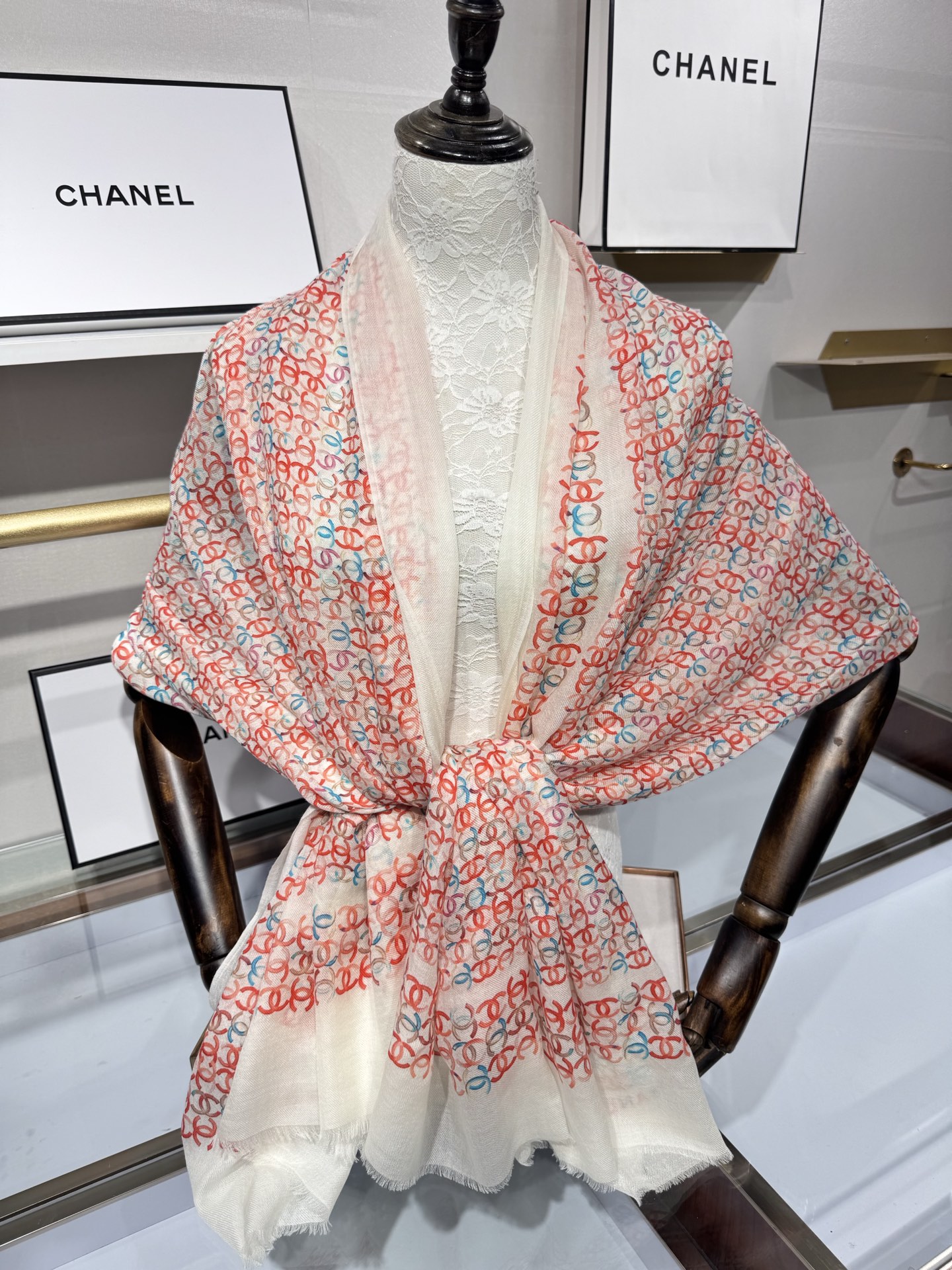 💟2025年秋冬新款 💟CHANEL香奈儿经典元素设计优雅大方，绕在颈间超级完美💋💋简直人间的尤物😍 专