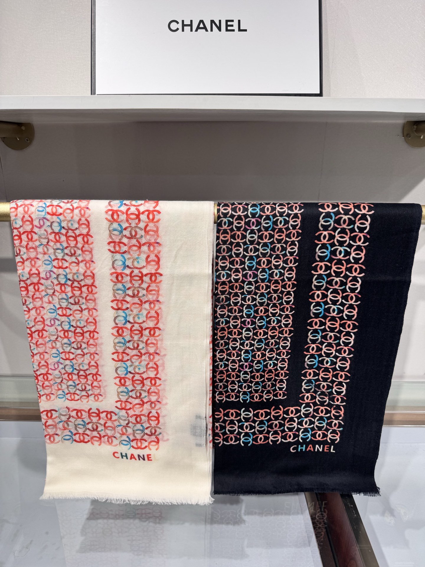 💟2025年秋冬新款 💟CHANEL香奈儿经典元素设计优雅大方，绕在颈间超级完美💋💋简直人间的尤物😍 专