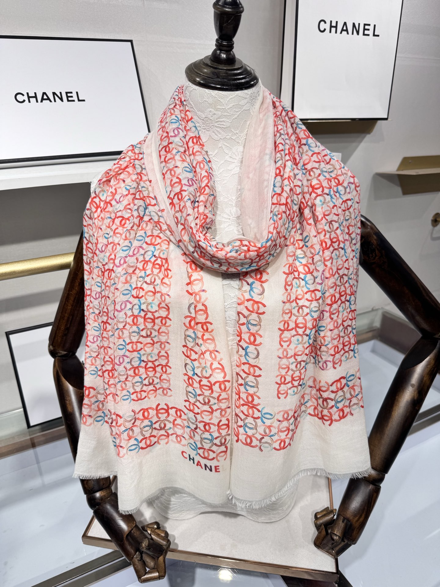 💟2025年秋冬新款 💟CHANEL香奈儿经典元素设计优雅大方，绕在颈间超级完美💋💋简直人间的尤物😍 专