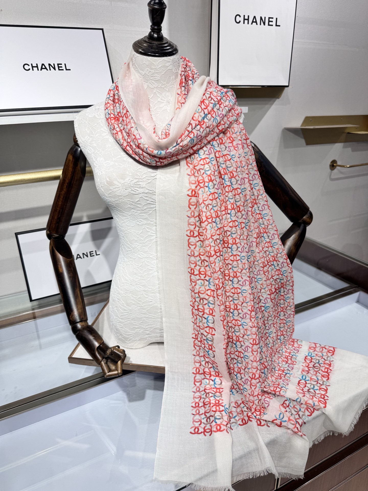 💟2025年秋冬新款 💟CHANEL香奈儿经典元素设计优雅大方，绕在颈间超级完美💋💋简直人间的尤物😍 专