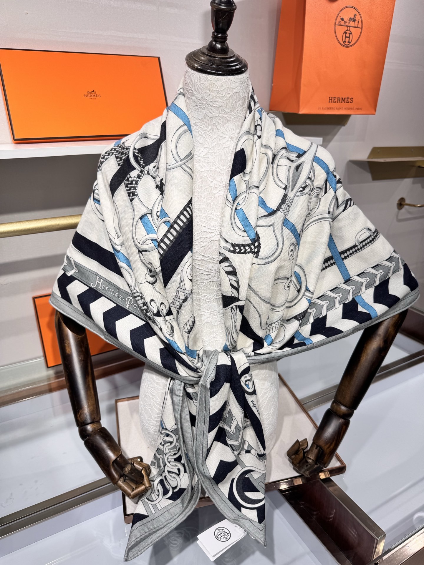 💟2025年秋冬上新💞【双面同色丝毛方巾】手工卷边山羊绒和真丝混纺披肩(70%山羊绒,30%桑蚕丝)这款