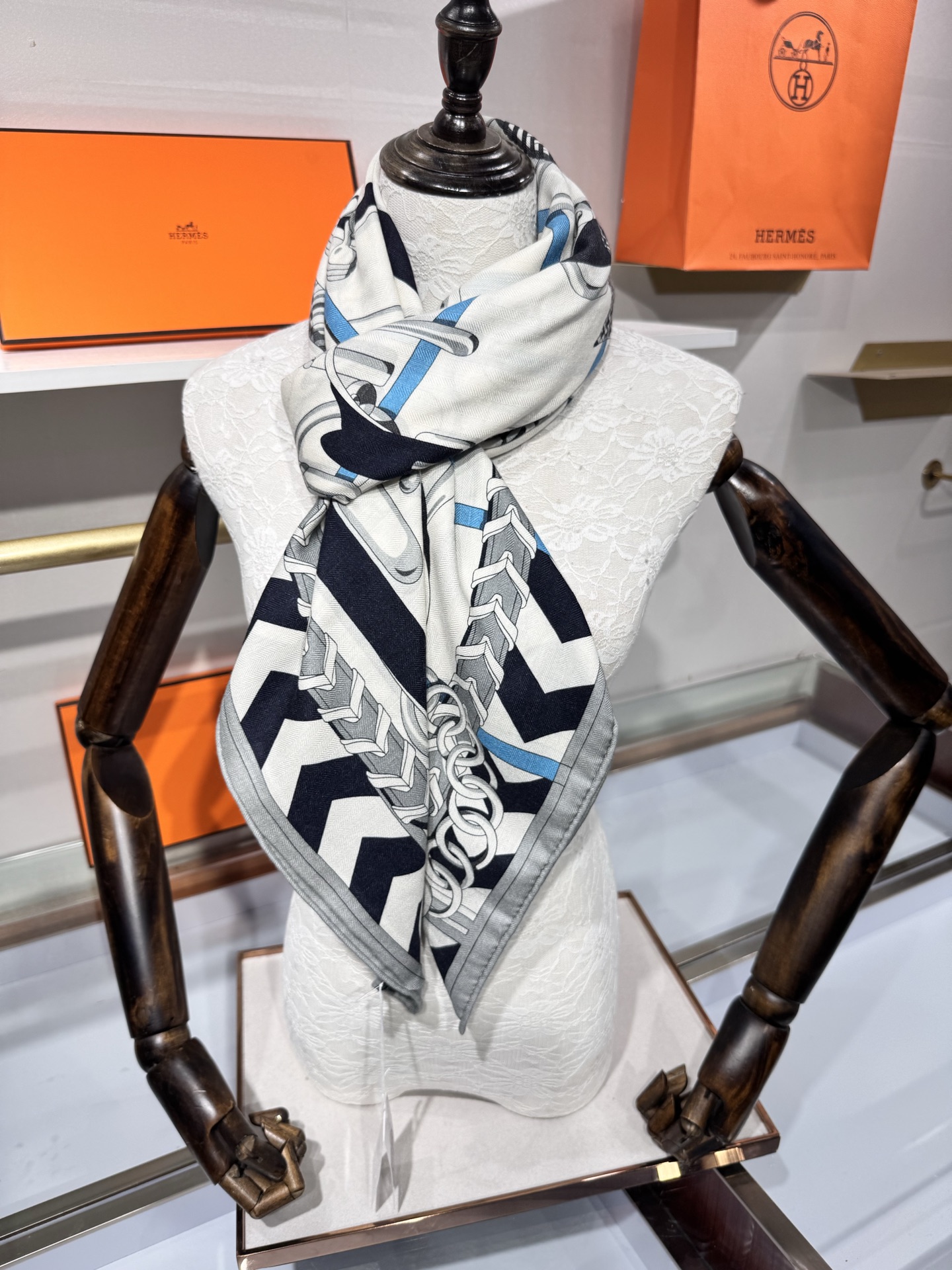 💟2025年秋冬上新💞【双面同色丝毛方巾】手工卷边山羊绒和真丝混纺披肩(70%山羊绒,30%桑蚕丝)这款