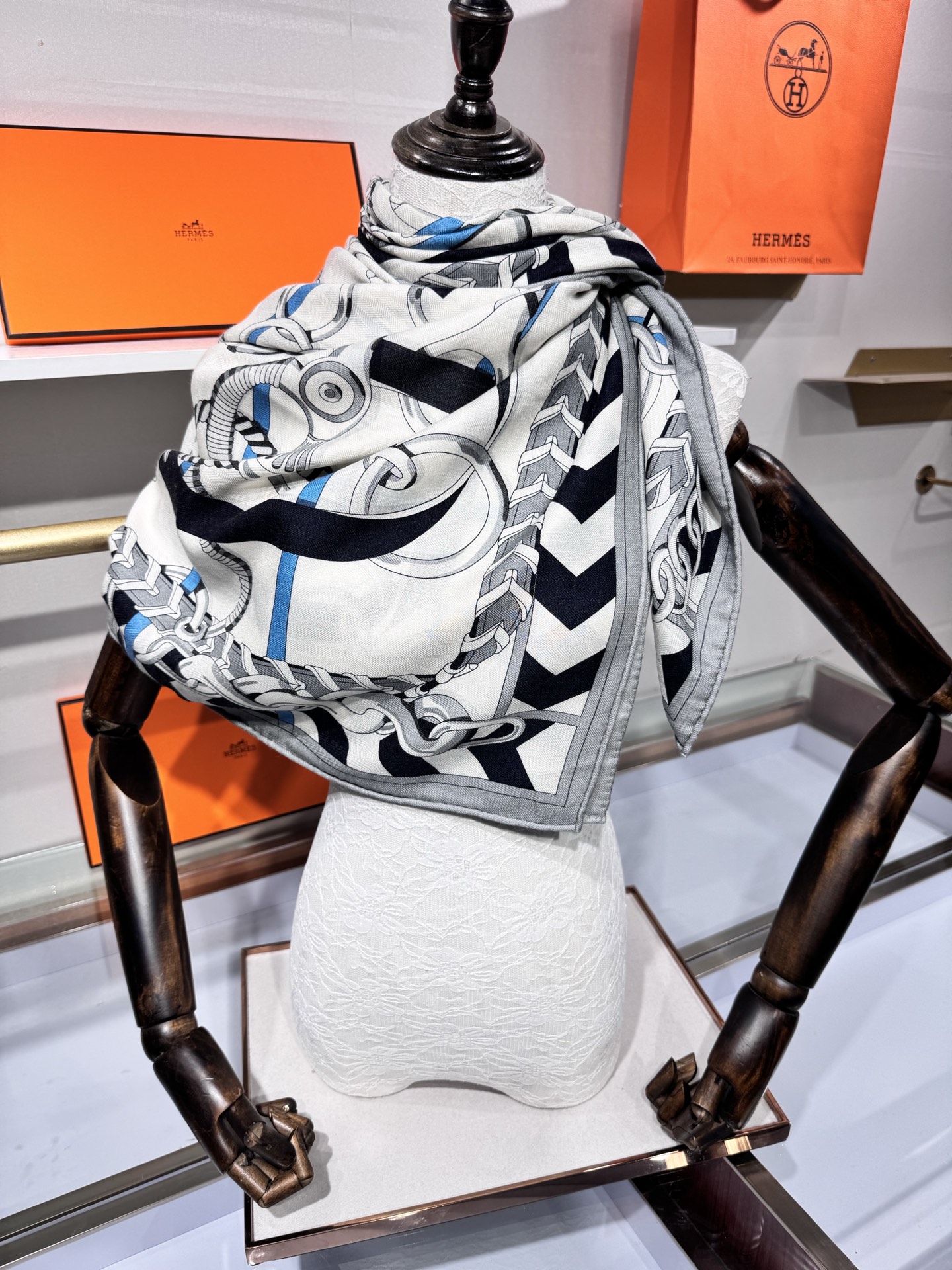 💟2025年秋冬上新💞【双面同色丝毛方巾】手工卷边山羊绒和真丝混纺披肩(70%山羊绒,30%桑蚕丝)这款