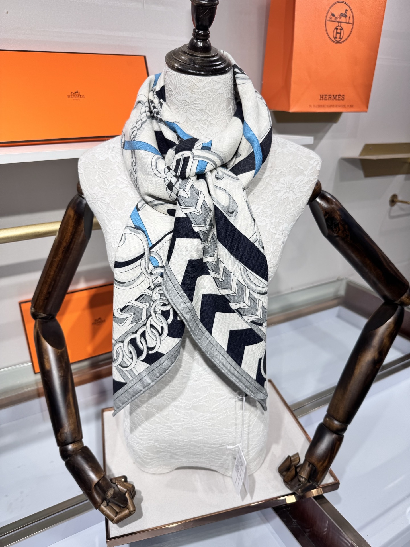 💟2025年秋冬上新💞【双面同色丝毛方巾】手工卷边山羊绒和真丝混纺披肩(70%山羊绒,30%桑蚕丝)这款