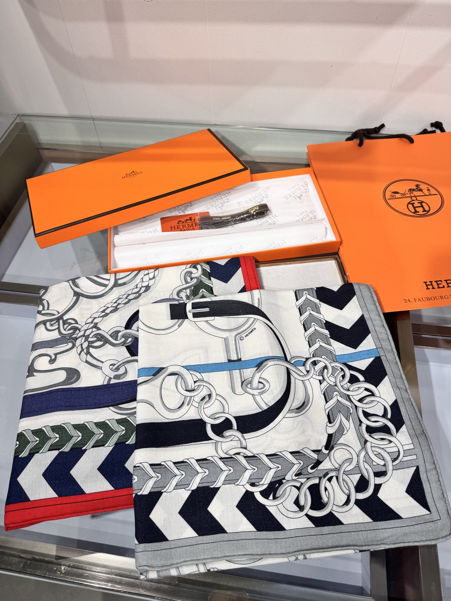 💟2025年秋冬上新💞【双面同色丝毛方巾】手工卷边山羊绒和真丝混纺披肩（70%山羊绒，30%桑蚕丝）这款