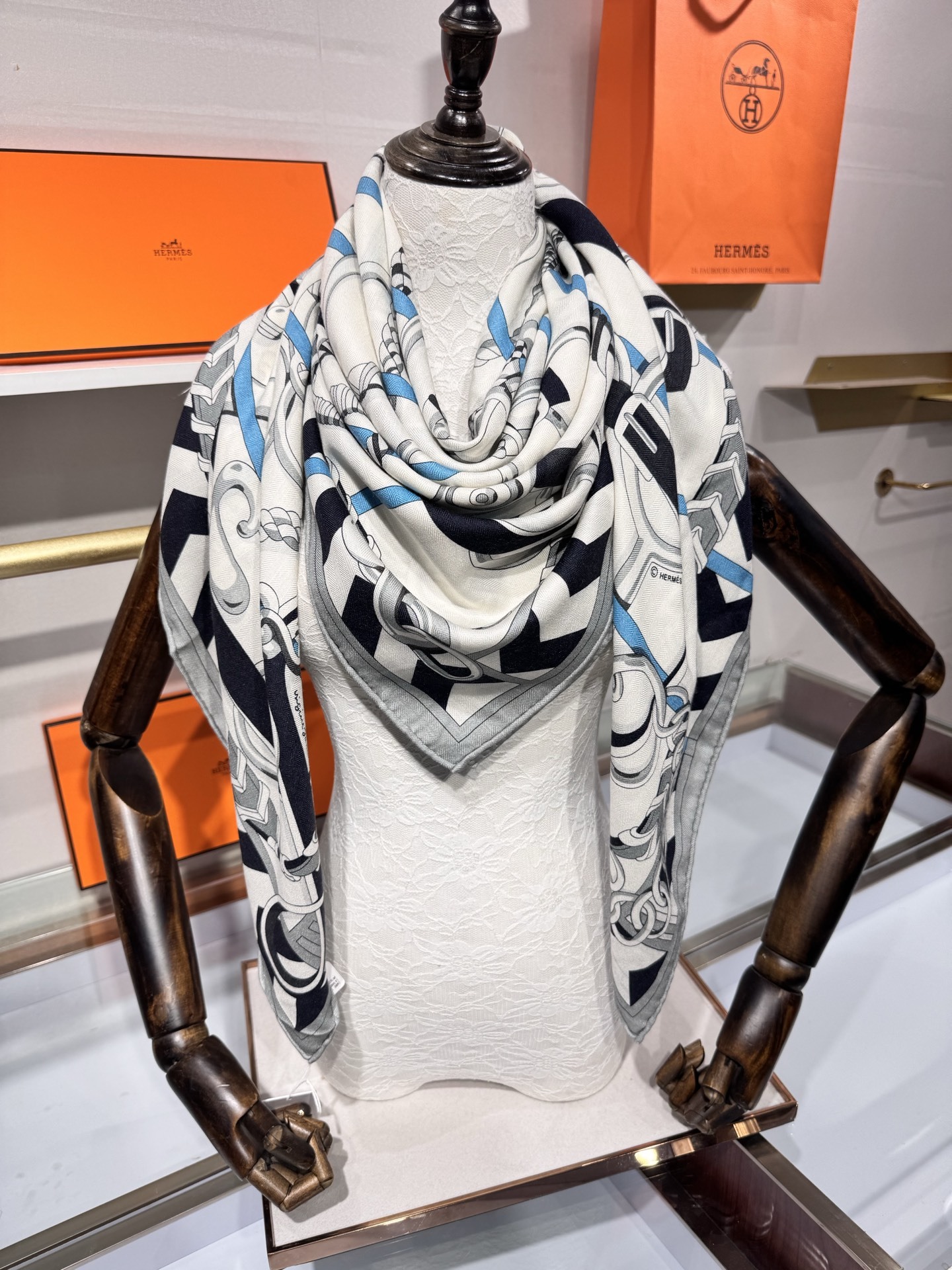 💟2025年秋冬上新💞【双面同色丝毛方巾】手工卷边山羊绒和真丝混纺披肩(70%山羊绒,30%桑蚕丝)这款