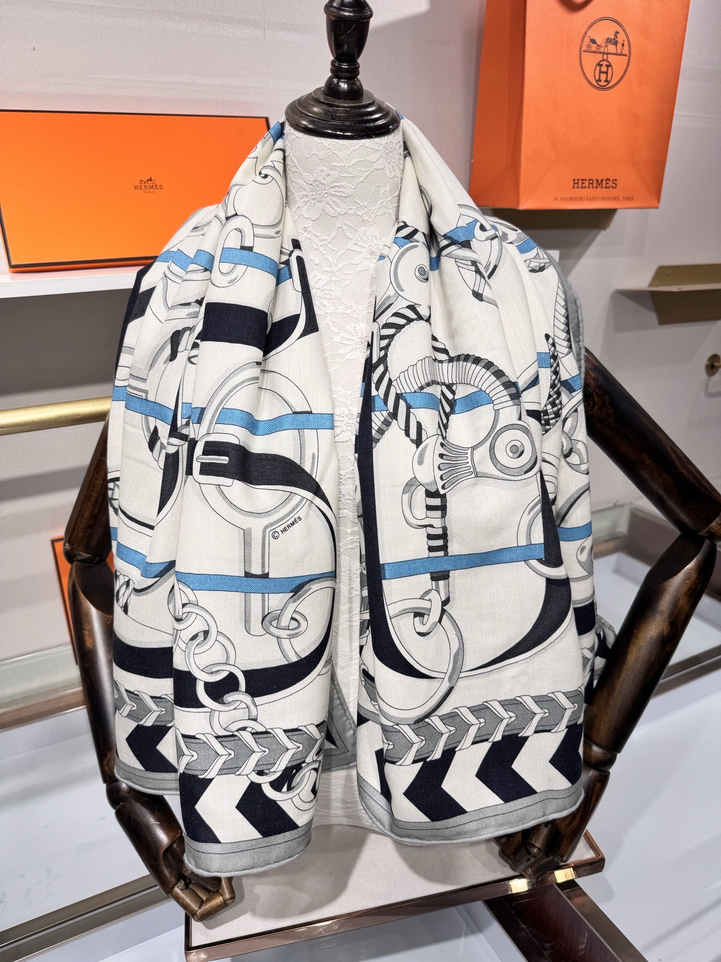 💟2025年秋冬上新💞【双面同色丝毛方巾】手工卷边山羊绒和真丝混纺披肩(70%山羊绒,30%桑蚕丝)这款