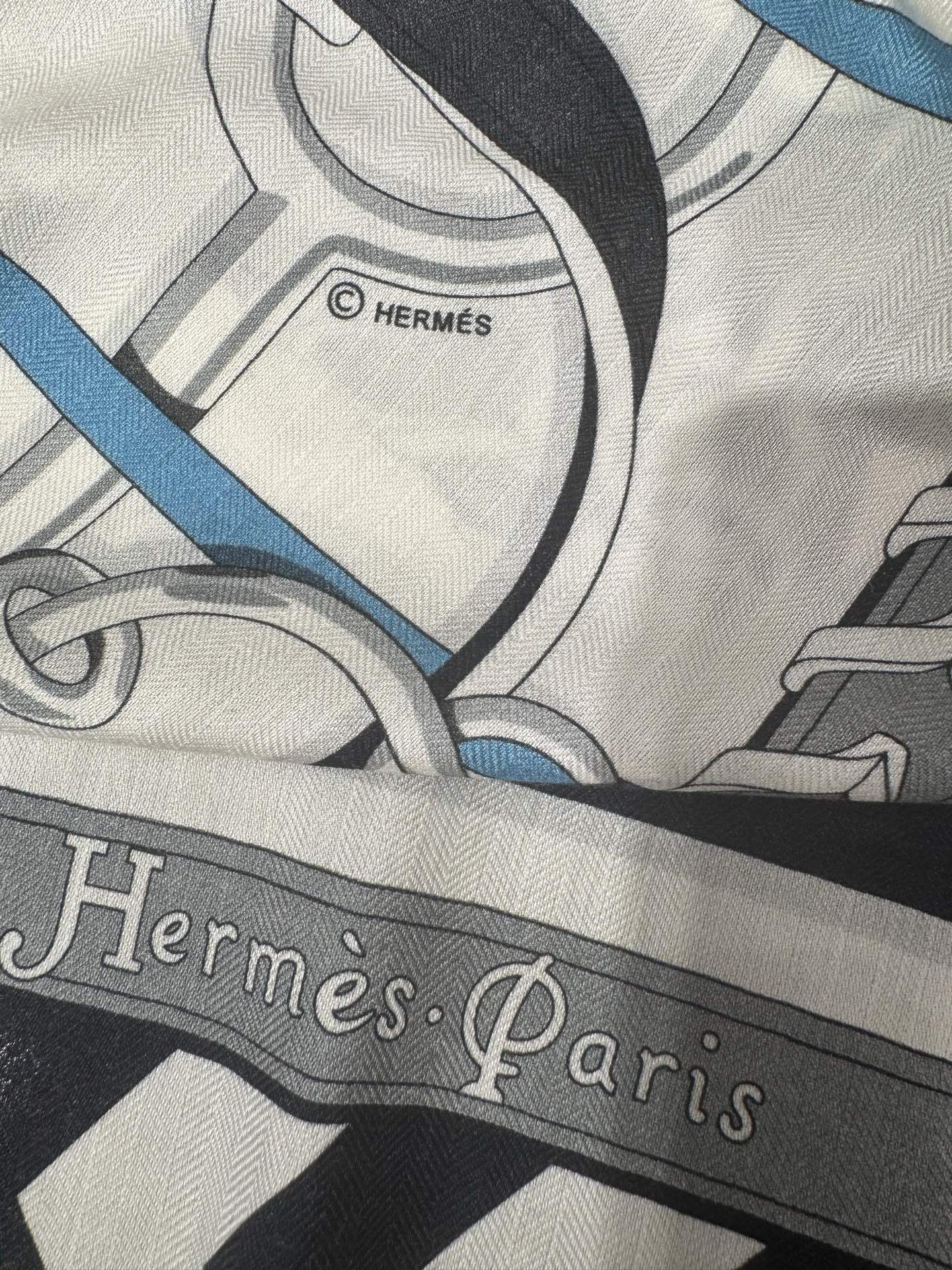 💟2025年秋冬上新💞【双面同色丝毛方巾】手工卷边山羊绒和真丝混纺披肩(70%山羊绒,30%桑蚕丝)这款