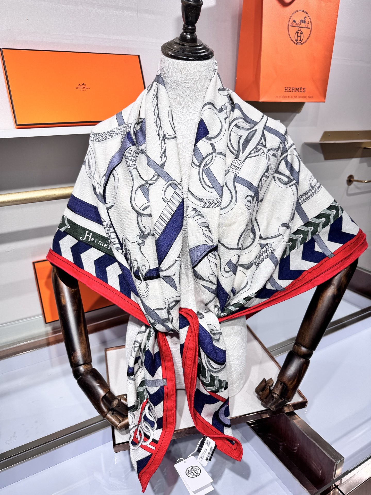 💟2025年秋冬H家上新💞【双面同色丝毛方巾】手工卷边山羊绒和真丝混纺披肩(70%山羊绒,30%桑蚕丝)