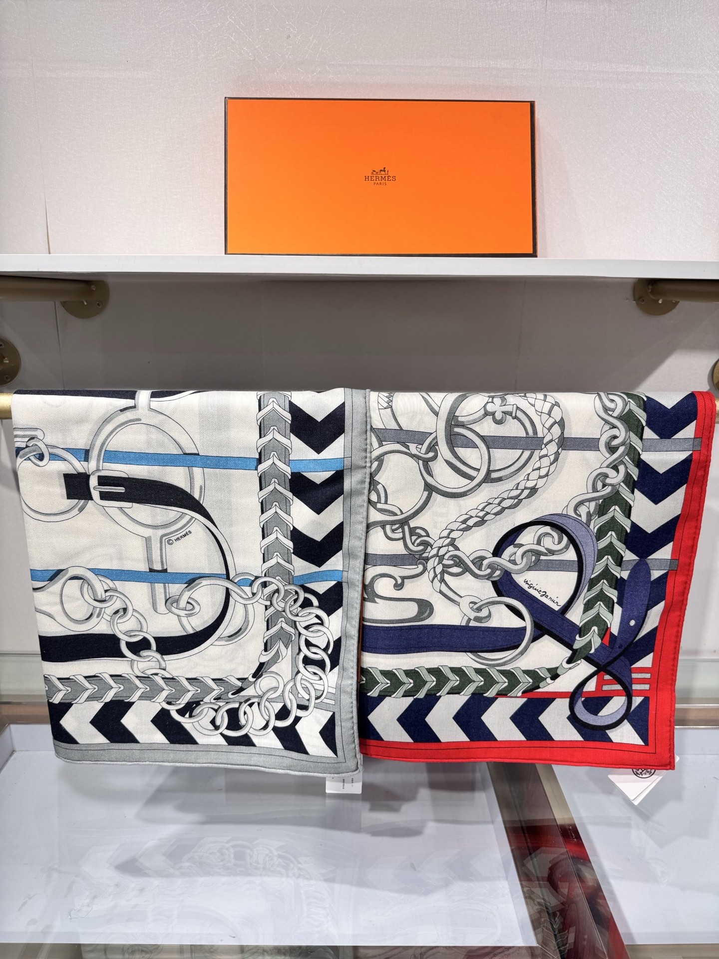 💟2025年秋冬H家上新💞【双面同色丝毛方巾】手工卷边山羊绒和真丝混纺披肩（70%山羊绒，30%桑蚕丝）