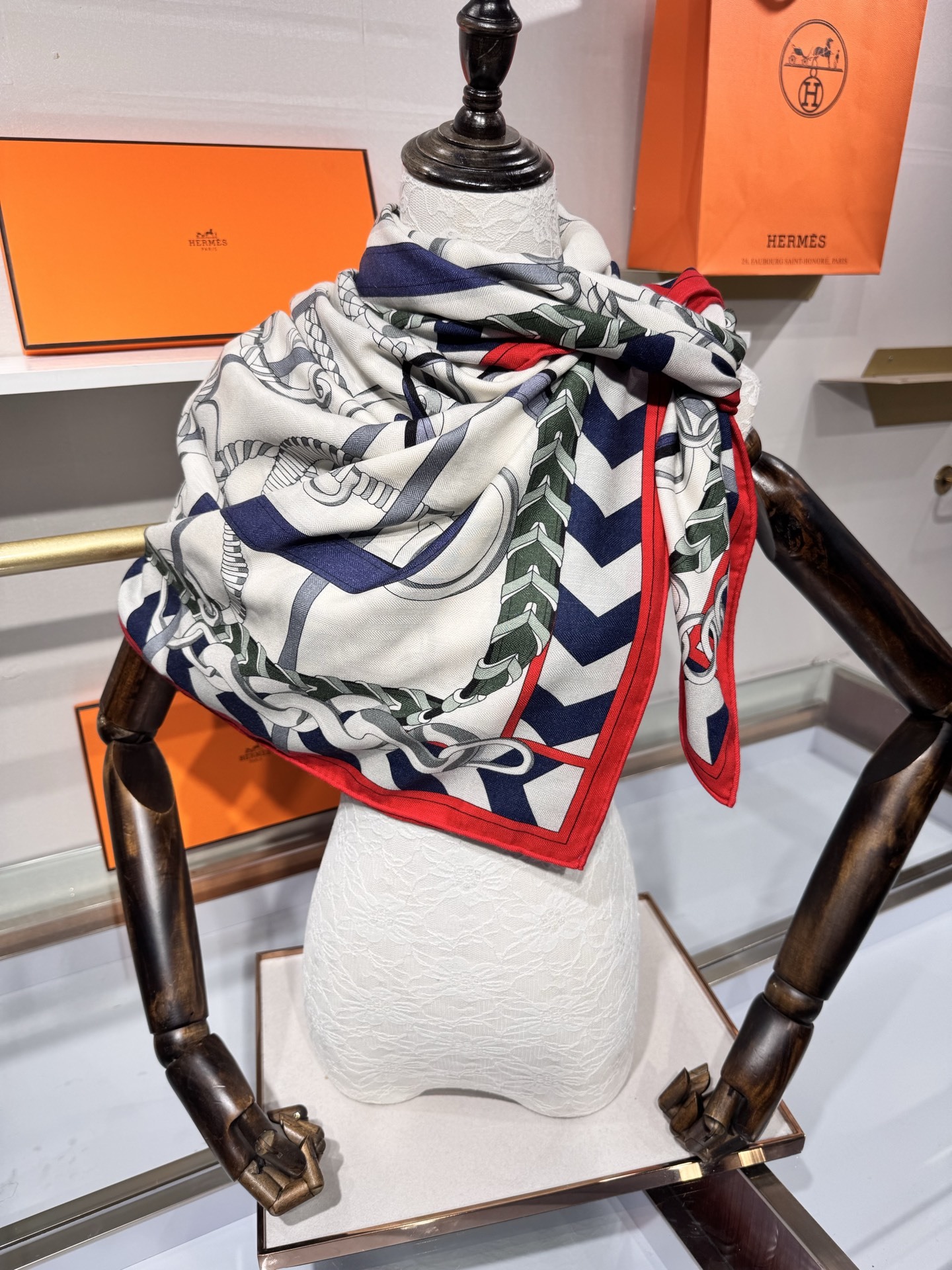 💟2025年秋冬H家上新💞【双面同色丝毛方巾】手工卷边山羊绒和真丝混纺披肩(70%山羊绒,30%桑蚕丝)