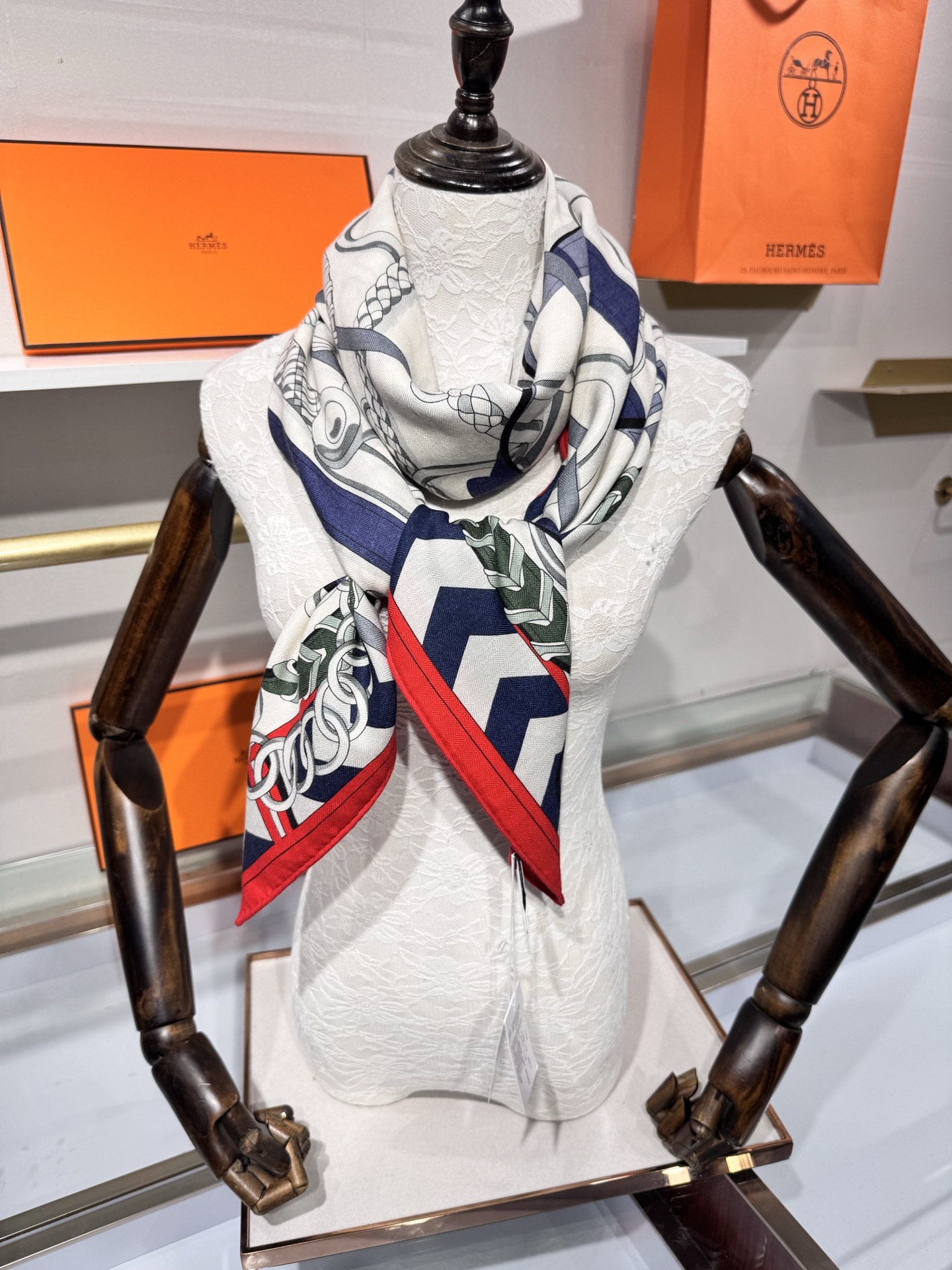 💟2025年秋冬H家上新💞【双面同色丝毛方巾】手工卷边山羊绒和真丝混纺披肩(70%山羊绒,30%桑蚕丝)