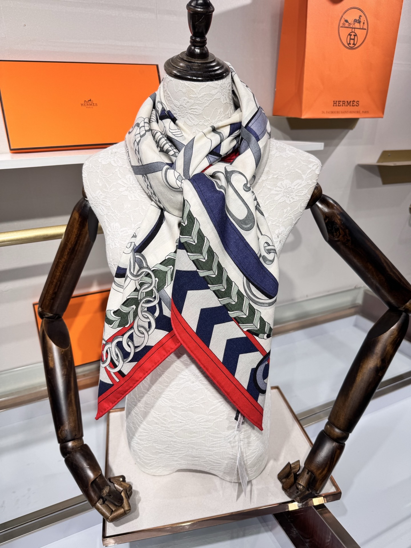 💟2025年秋冬H家上新💞【双面同色丝毛方巾】手工卷边山羊绒和真丝混纺披肩(70%山羊绒,30%桑蚕丝)