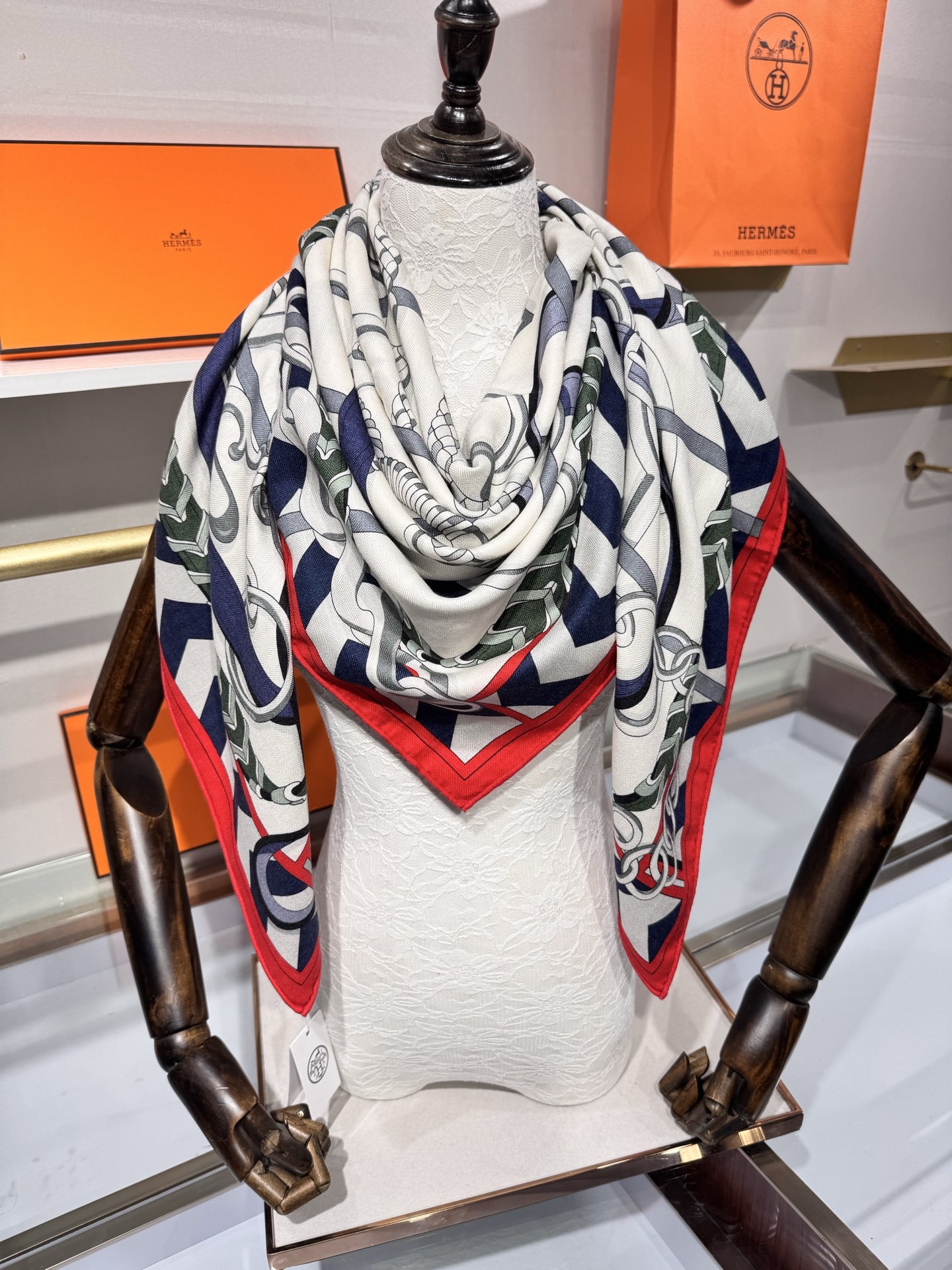 💟2025年秋冬H家上新💞【双面同色丝毛方巾】手工卷边山羊绒和真丝混纺披肩(70%山羊绒,30%桑蚕丝)