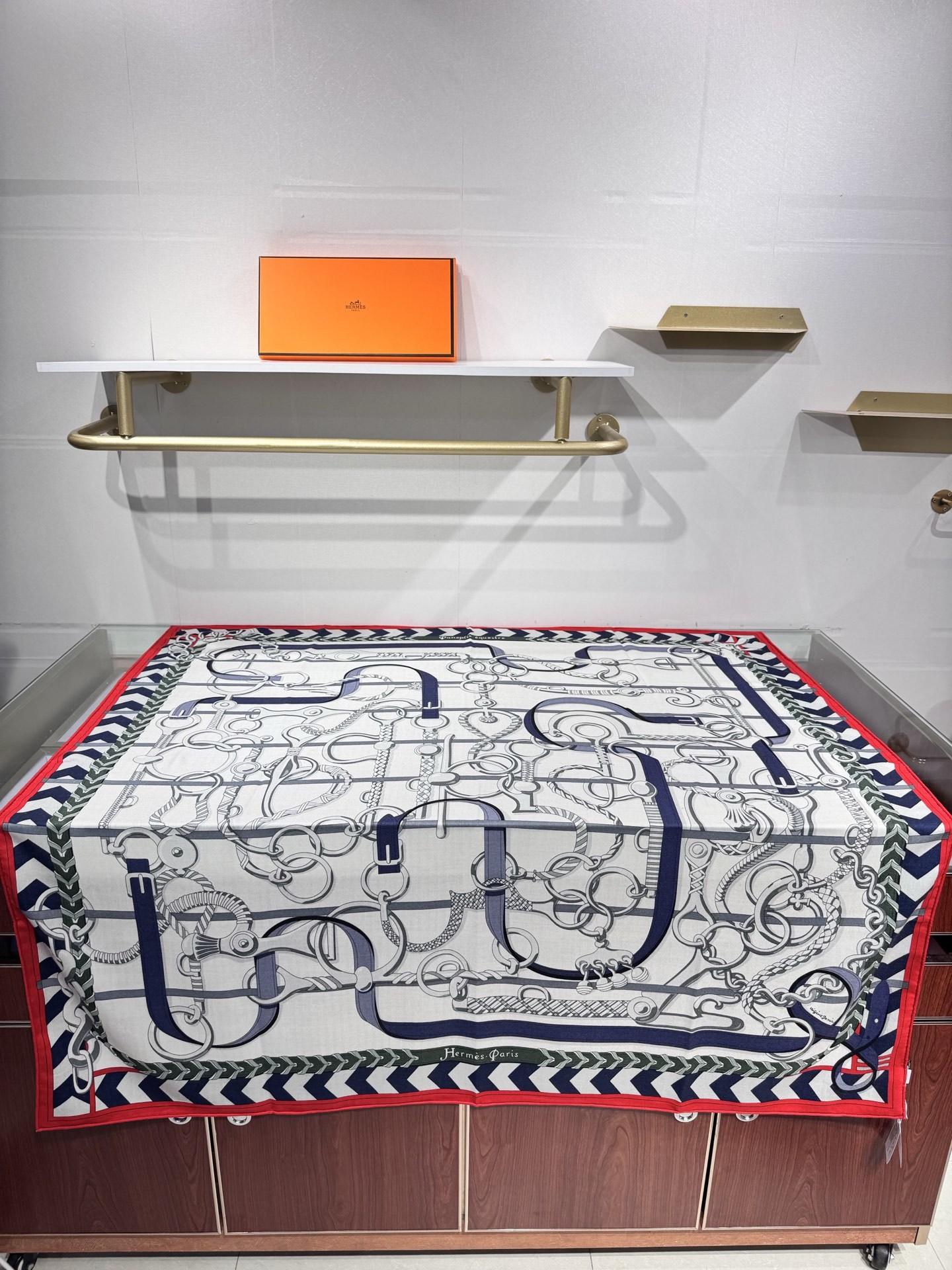 💟2025年秋冬H家上新💞【双面同色丝毛方巾】手工卷边山羊绒和真丝混纺披肩(70%山羊绒,30%桑蚕丝)