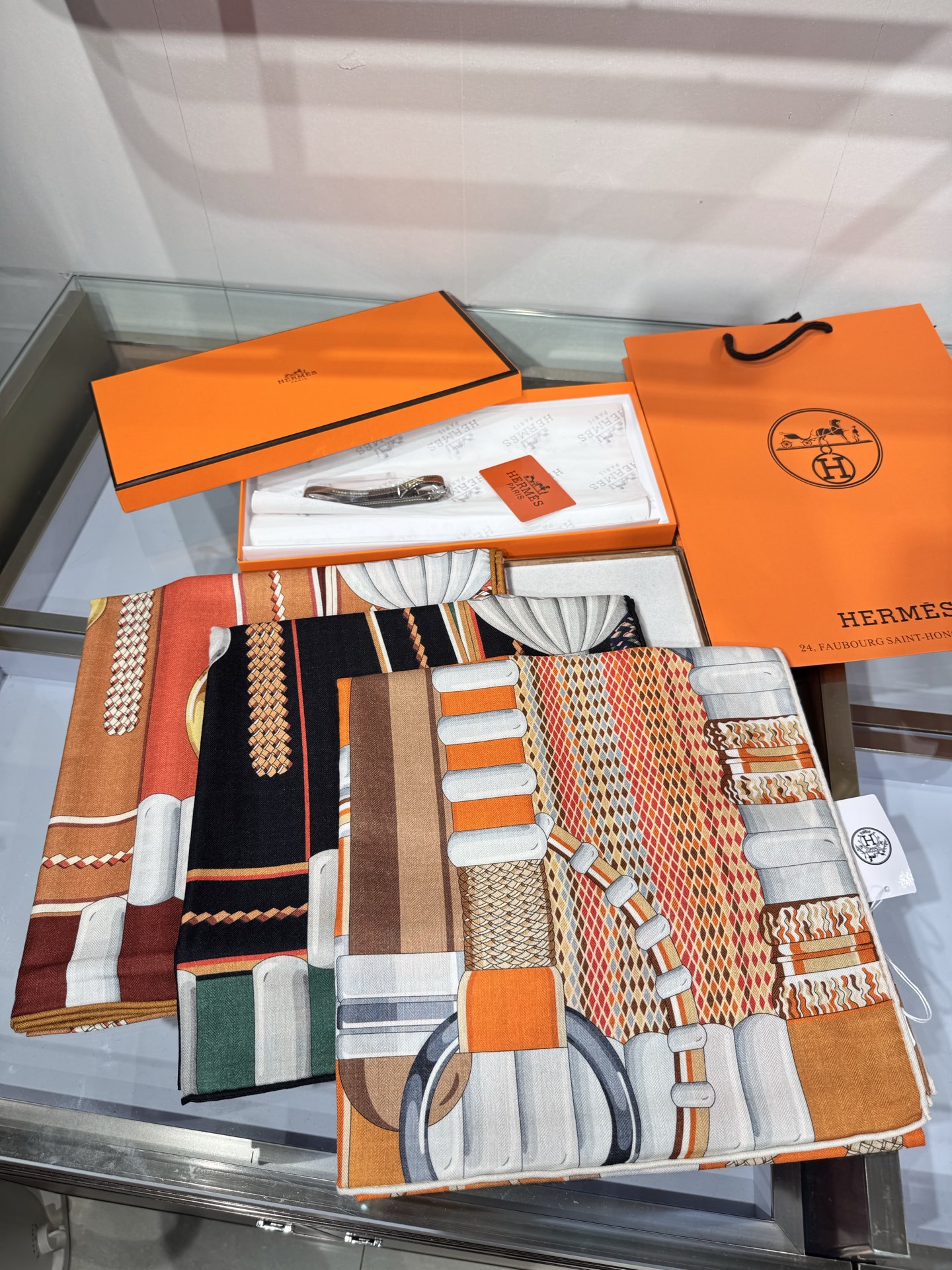 💟2025年秋冬抢先 爱马仕银花集 上新💞【双面同色丝毛方巾】手工卷边山羊绒和真丝混纺披肩（70%山羊绒