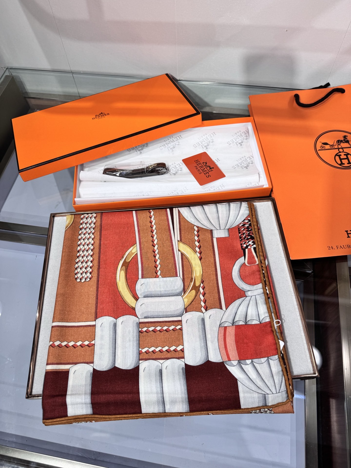 💟2025年秋冬抢先 爱马仕银花集 上新💞【双面同色丝毛方巾】手工卷边山羊绒和真丝混纺披肩(70%山羊绒