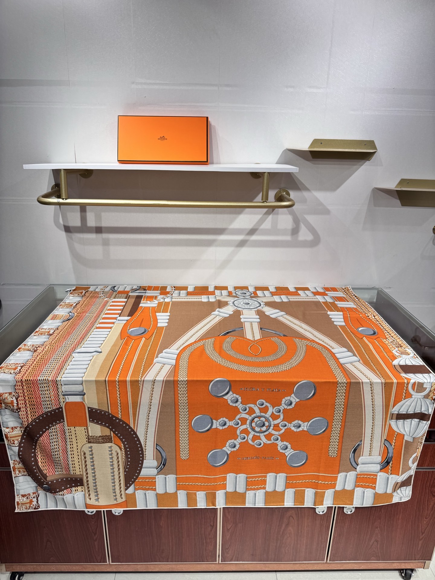 💟2025年秋冬抢先 爱马仕银花集 上新💞【双面同色丝毛方巾】手工卷边山羊绒和真丝混纺披肩(70%山羊绒