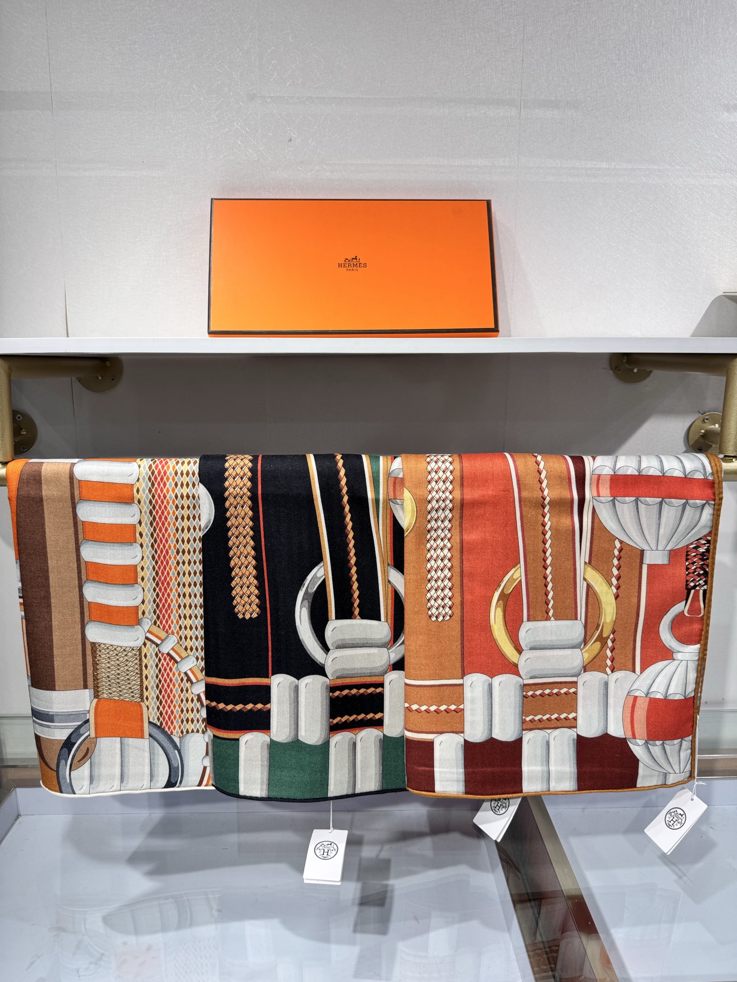 💟2025年秋冬抢先 爱马仕银花集 上新💞【双面同色丝毛方巾】手工卷边山羊绒和真丝混纺披肩（70%山羊绒