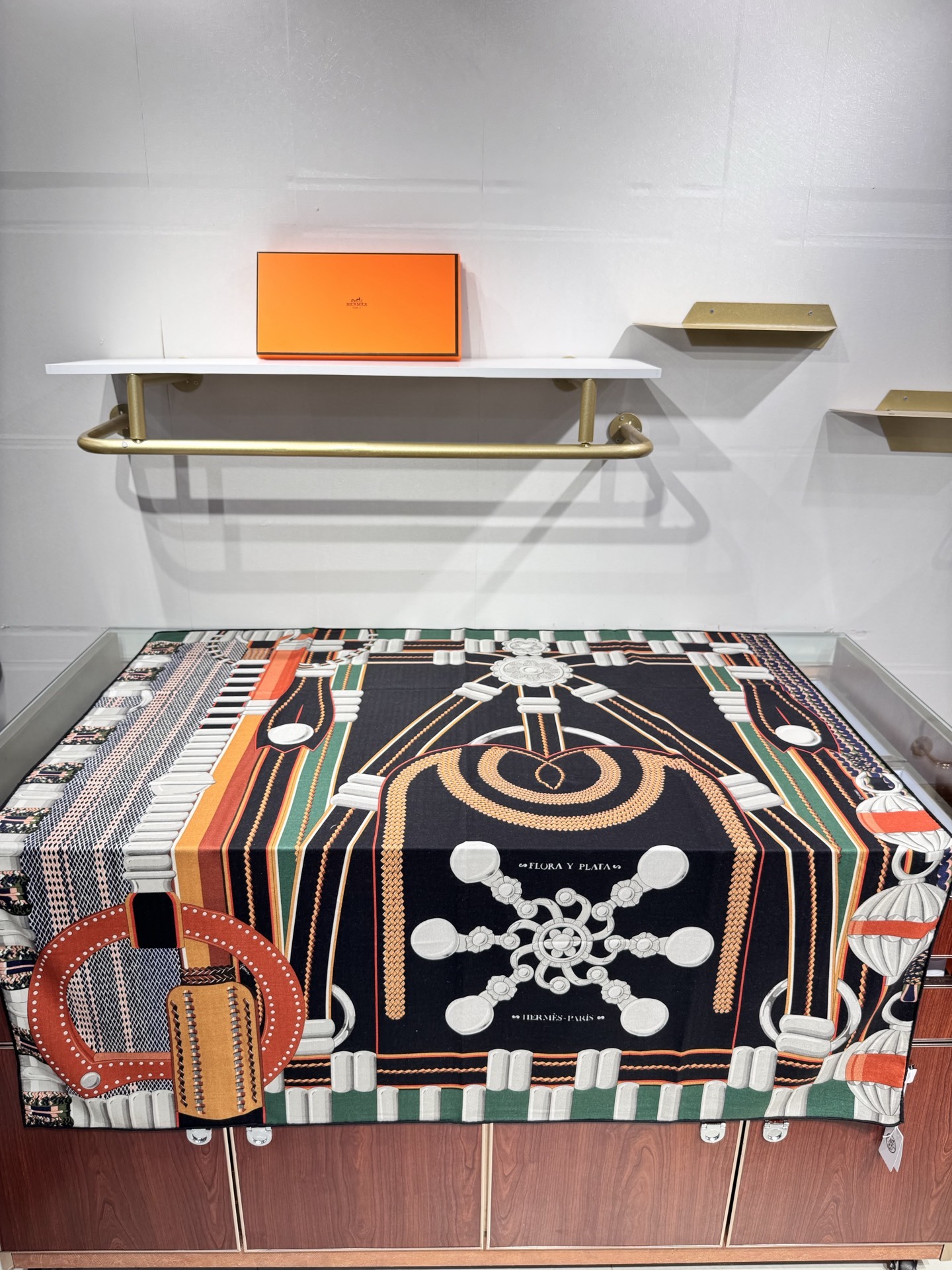 💟2025年秋冬抢先 爱马仕银花集 上新💞【双面同色丝毛方巾】手工卷边山羊绒和真丝混纺披肩(70%山羊绒