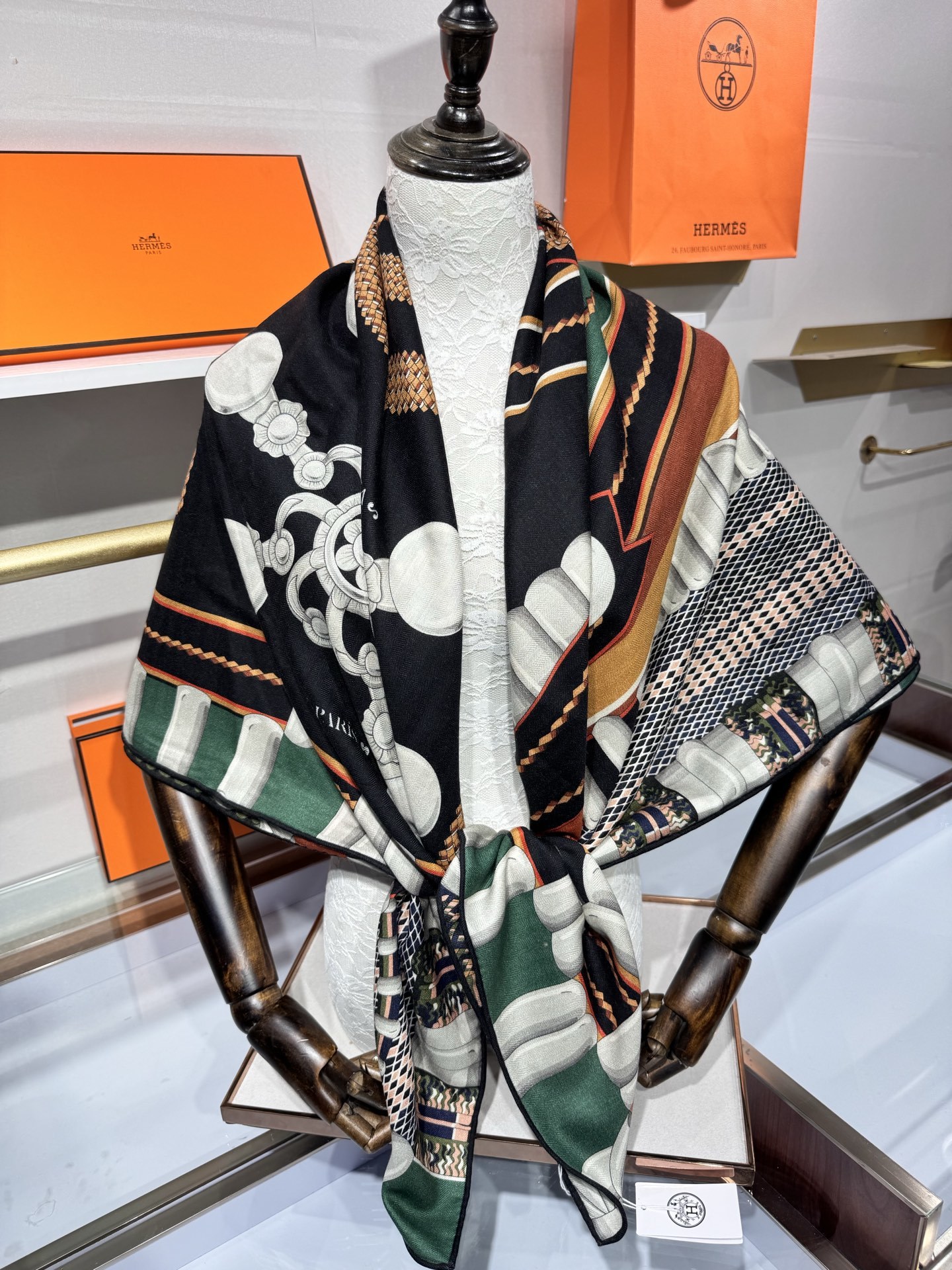 💟2025年秋冬抢先 爱马仕银花集 上新💞【双面同色丝毛方巾】手工卷边山羊绒和真丝混纺披肩(70%山羊绒