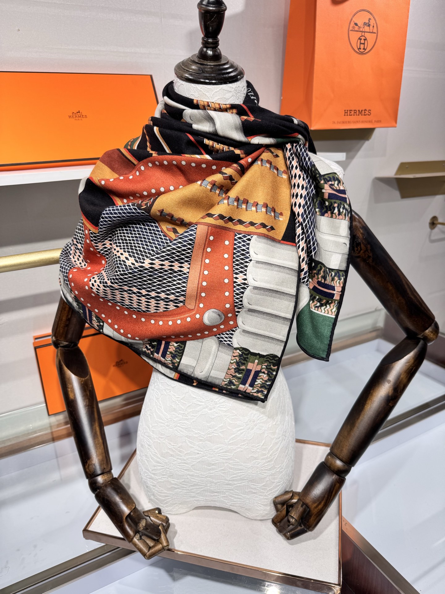 💟2025年秋冬抢先 爱马仕银花集 上新💞【双面同色丝毛方巾】手工卷边山羊绒和真丝混纺披肩(70%山羊绒