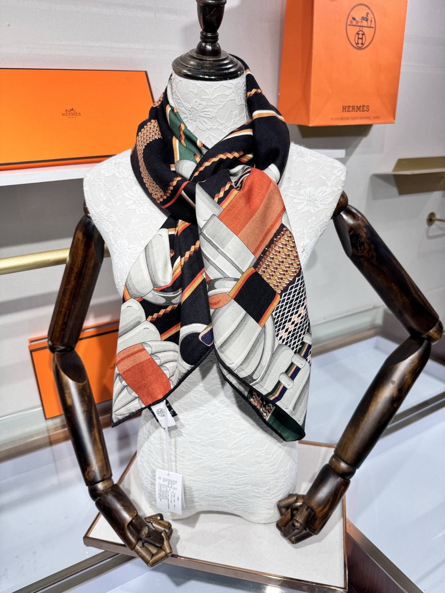 💟2025年秋冬抢先 爱马仕银花集 上新💞【双面同色丝毛方巾】手工卷边山羊绒和真丝混纺披肩(70%山羊绒